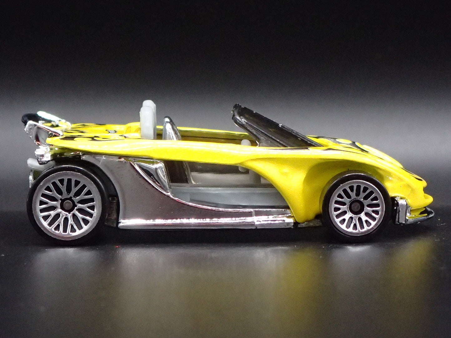 2000 00 LOTUS ELISE 340R YELLOW 1:64 SCALE COLLECTIBLE DIORAMA DIECAST MODEL CAR