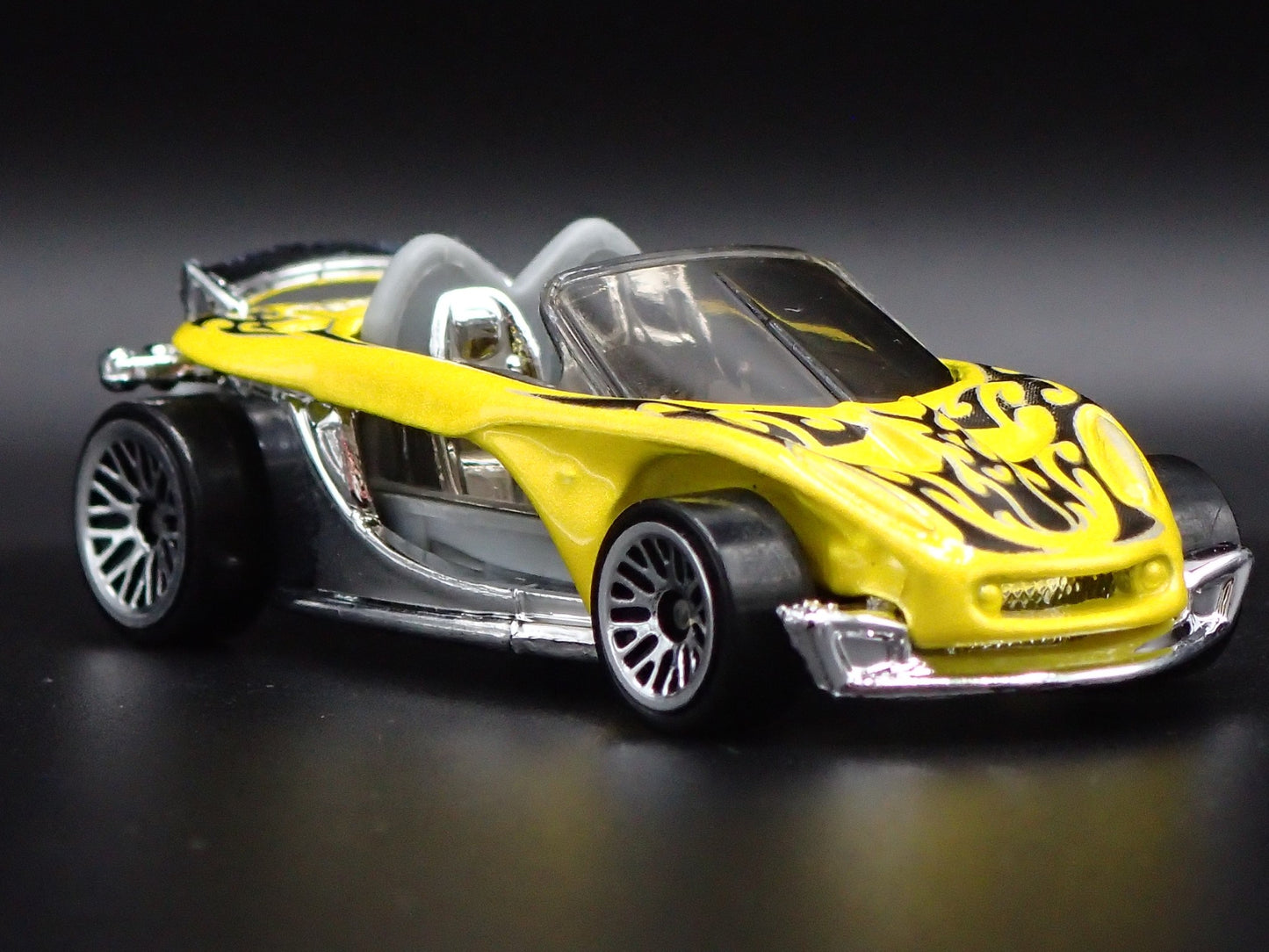 2000 00 LOTUS ELISE 340R YELLOW 1:64 SCALE COLLECTIBLE DIORAMA DIECAST MODEL CAR