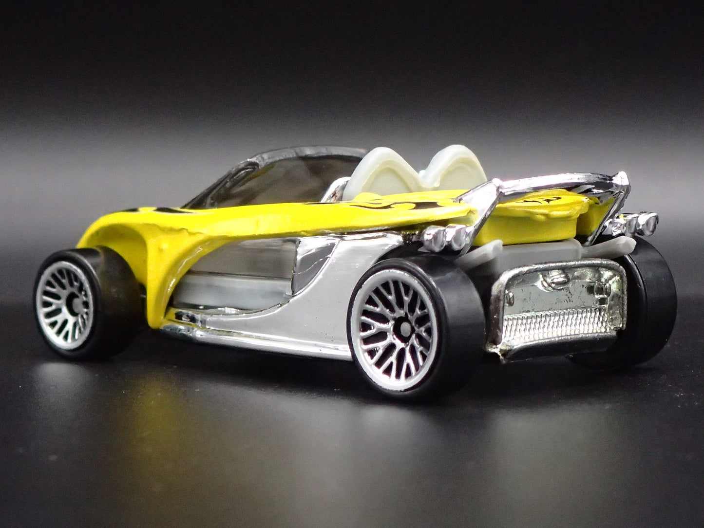 2000 00 LOTUS ELISE 340R YELLOW 1:64 SCALE COLLECTIBLE DIORAMA DIECAST MODEL CAR