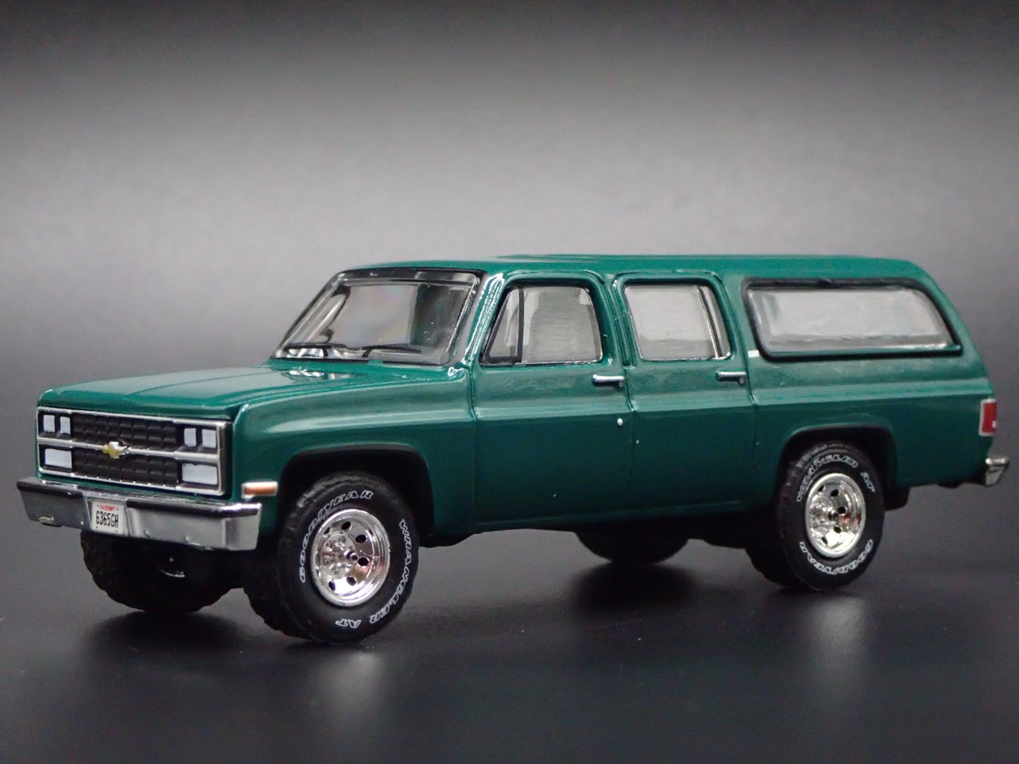 1973-1991 CHEVY CHEVROLET SUBURBAN GREEN 1:64 SCALE DIORAMA DIECAST MODEL CAR