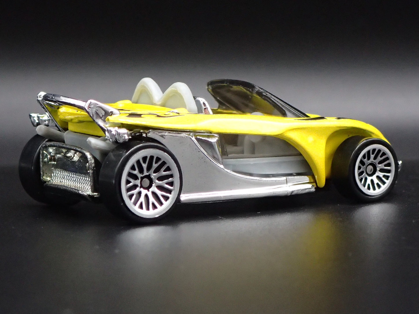 2000 00 LOTUS ELISE 340R YELLOW 1:64 SCALE COLLECTIBLE DIORAMA DIECAST MODEL CAR