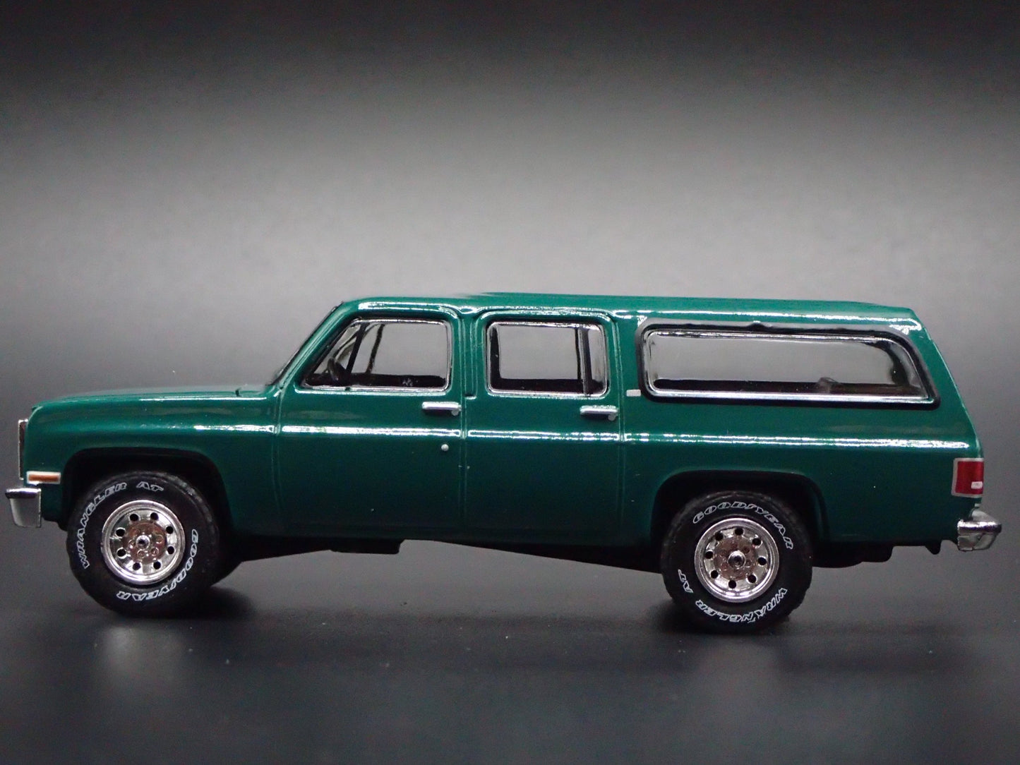 1973-1991 CHEVY CHEVROLET SUBURBAN GREEN 1:64 SCALE DIORAMA DIECAST MODEL CAR