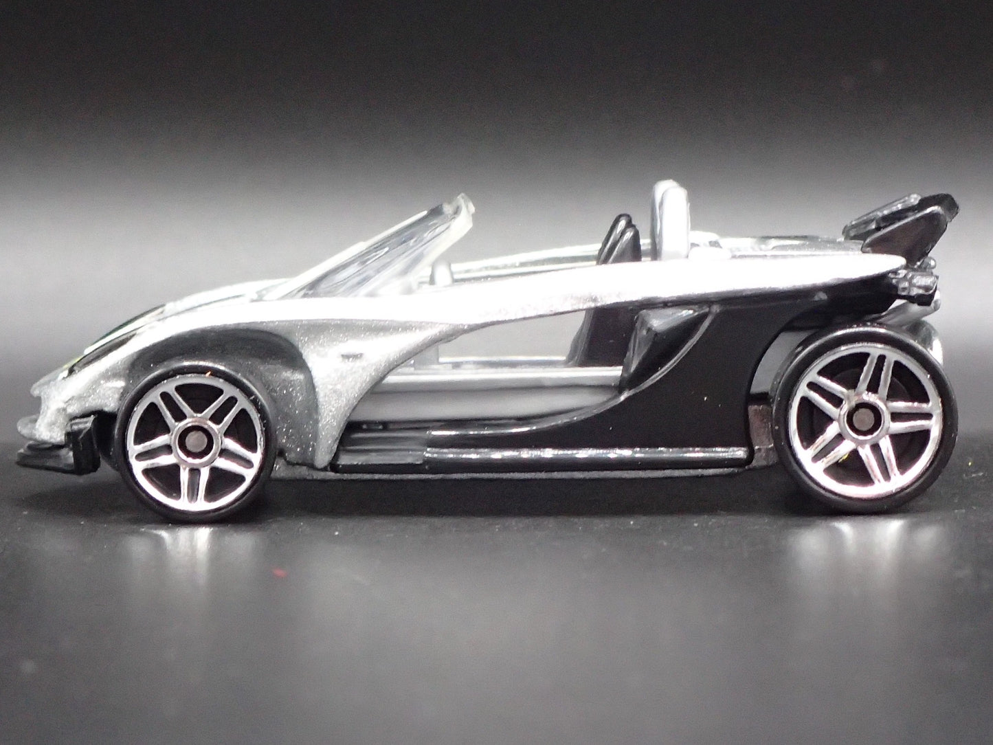 2000 00 LOTUS ELISE 340R SILVER 1:64 SCALE COLLECTIBLE DIORAMA DIECAST MODEL CAR