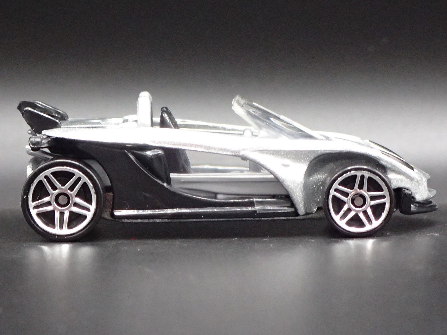 2000 00 LOTUS ELISE 340R SILVER 1:64 SCALE COLLECTIBLE DIORAMA DIECAST MODEL CAR