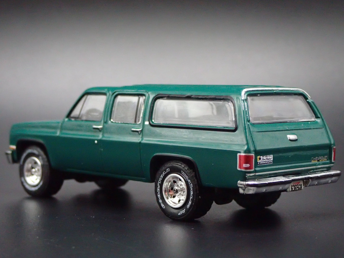 1973-1991 CHEVY CHEVROLET SUBURBAN GREEN 1:64 SCALE DIORAMA DIECAST MODEL CAR