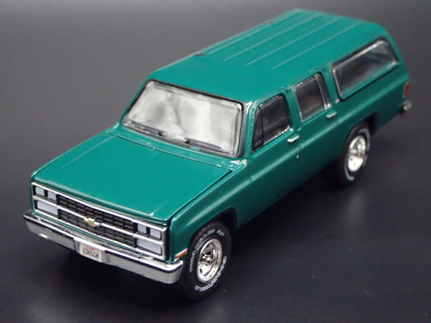 1973-1991 CHEVY CHEVROLET SUBURBAN GREEN 1:64 SCALE DIORAMA DIECAST MODEL CAR