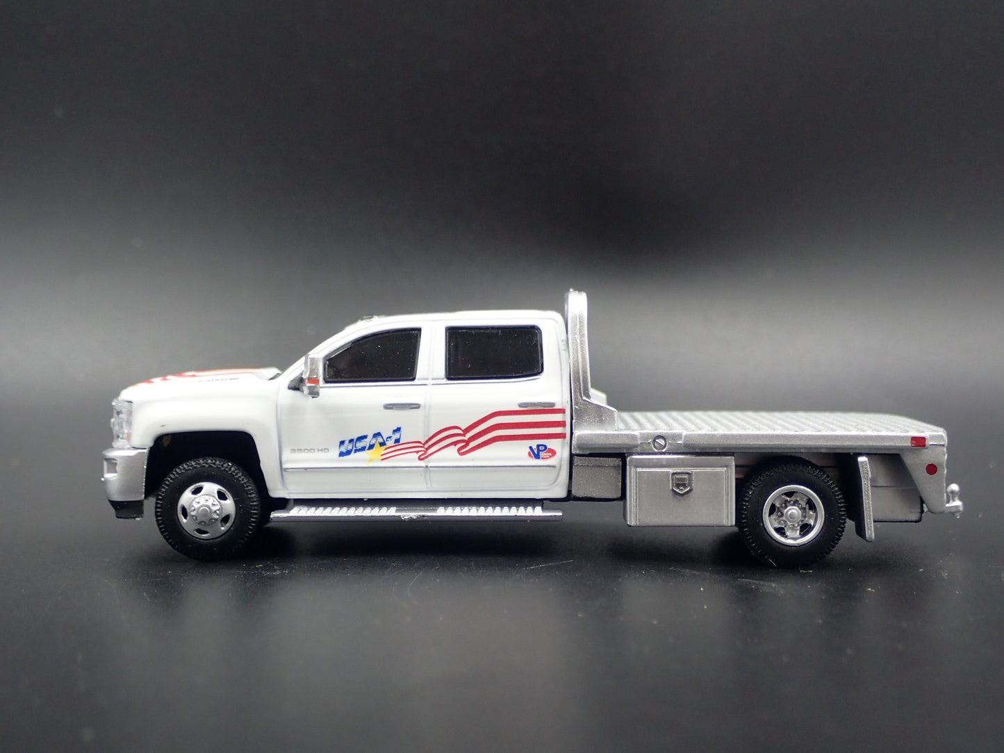2018 18 CHEVY CHEVROLET SILVERADO 3500 DUALLY TRUCK USA1 W/ HITCH 1:64 MODEL CAR