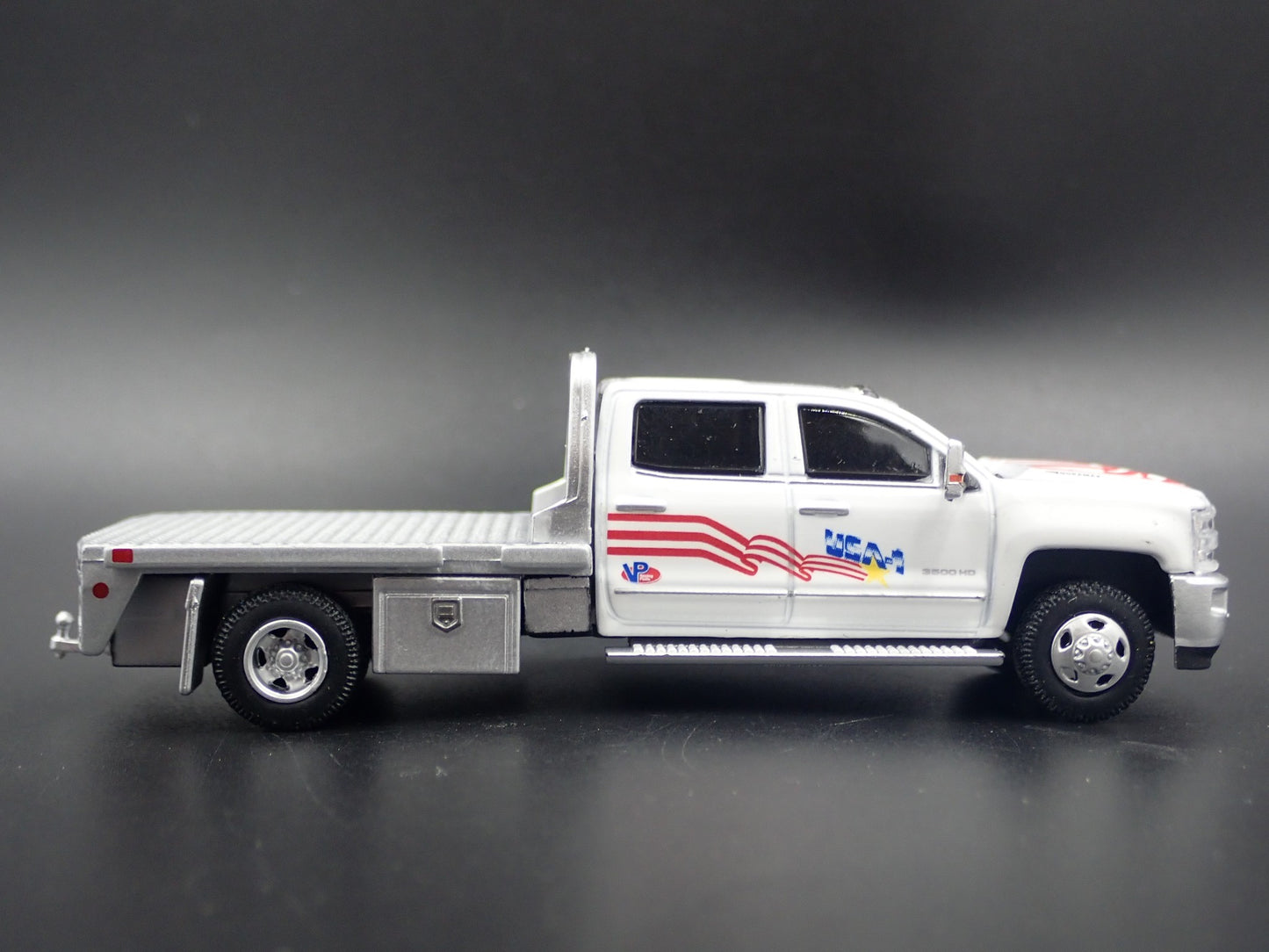 2018 18 CHEVY CHEVROLET SILVERADO 3500 DUALLY TRUCK USA1 W/ HITCH 1:64 MODEL CAR