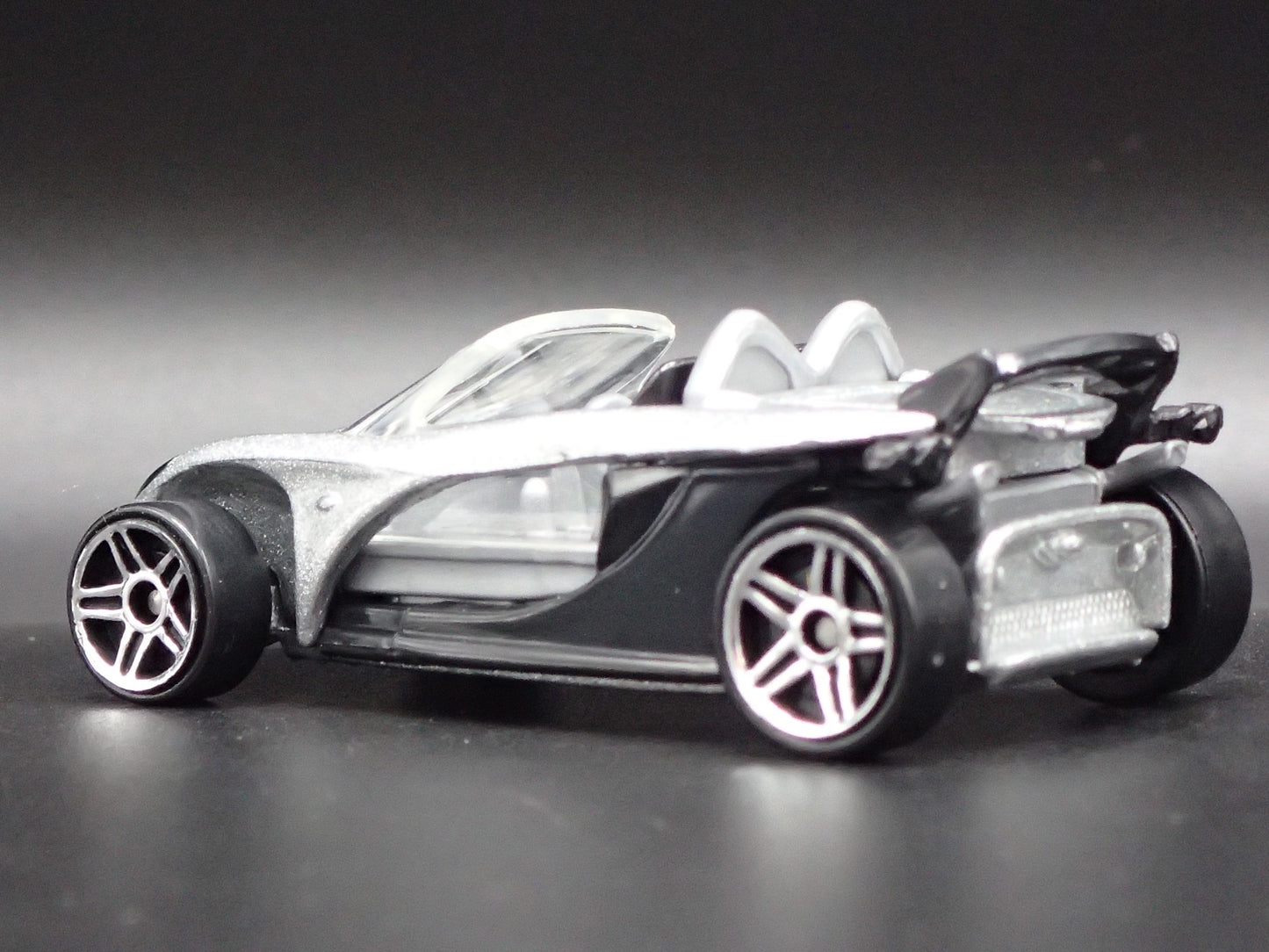 2000 00 LOTUS ELISE 340R SILVER 1:64 SCALE COLLECTIBLE DIORAMA DIECAST MODEL CAR