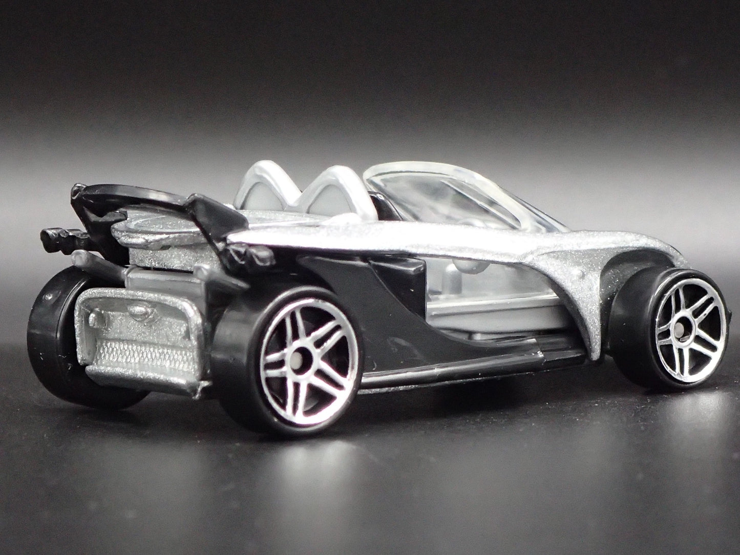 2000 00 LOTUS ELISE 340R SILVER 1:64 SCALE COLLECTIBLE DIORAMA DIECAST MODEL CAR