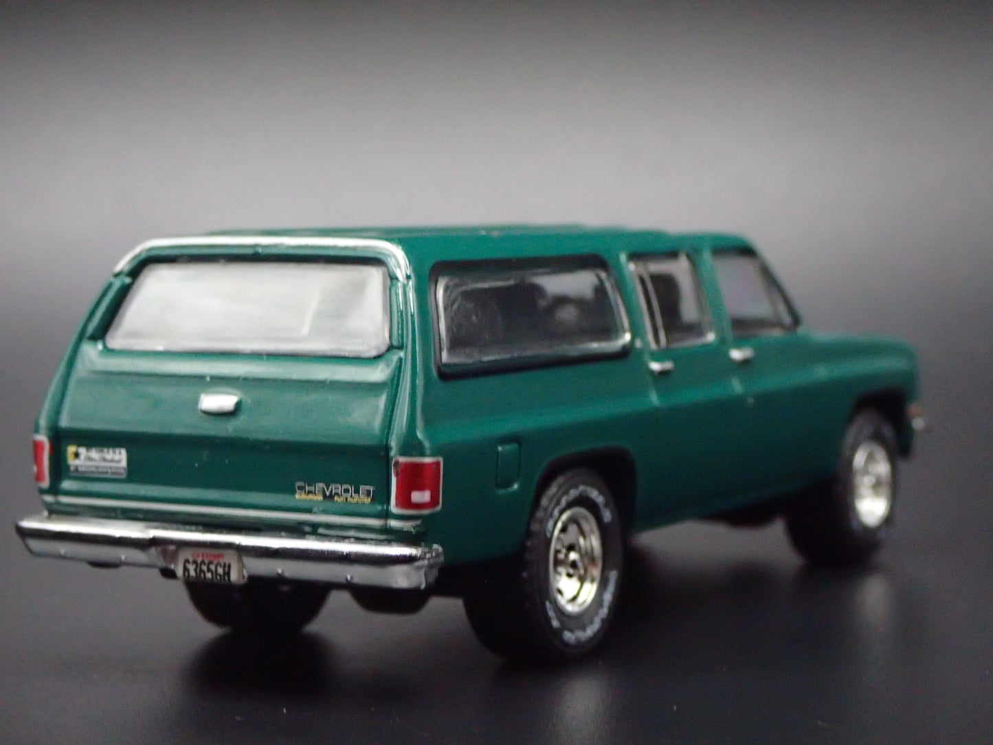 1973-1991 CHEVY CHEVROLET SUBURBAN GREEN 1:64 SCALE DIORAMA DIECAST MODEL CAR
