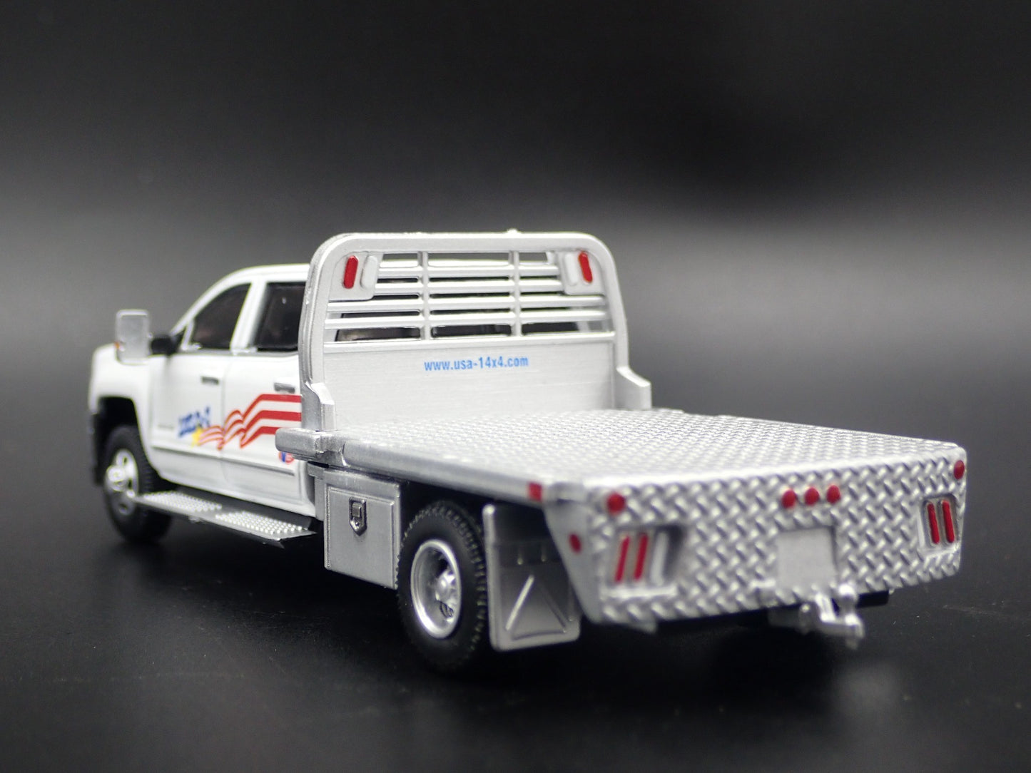 2018 18 CHEVY CHEVROLET SILVERADO 3500 DUALLY TRUCK USA1 W/ HITCH 1:64 MODEL CAR