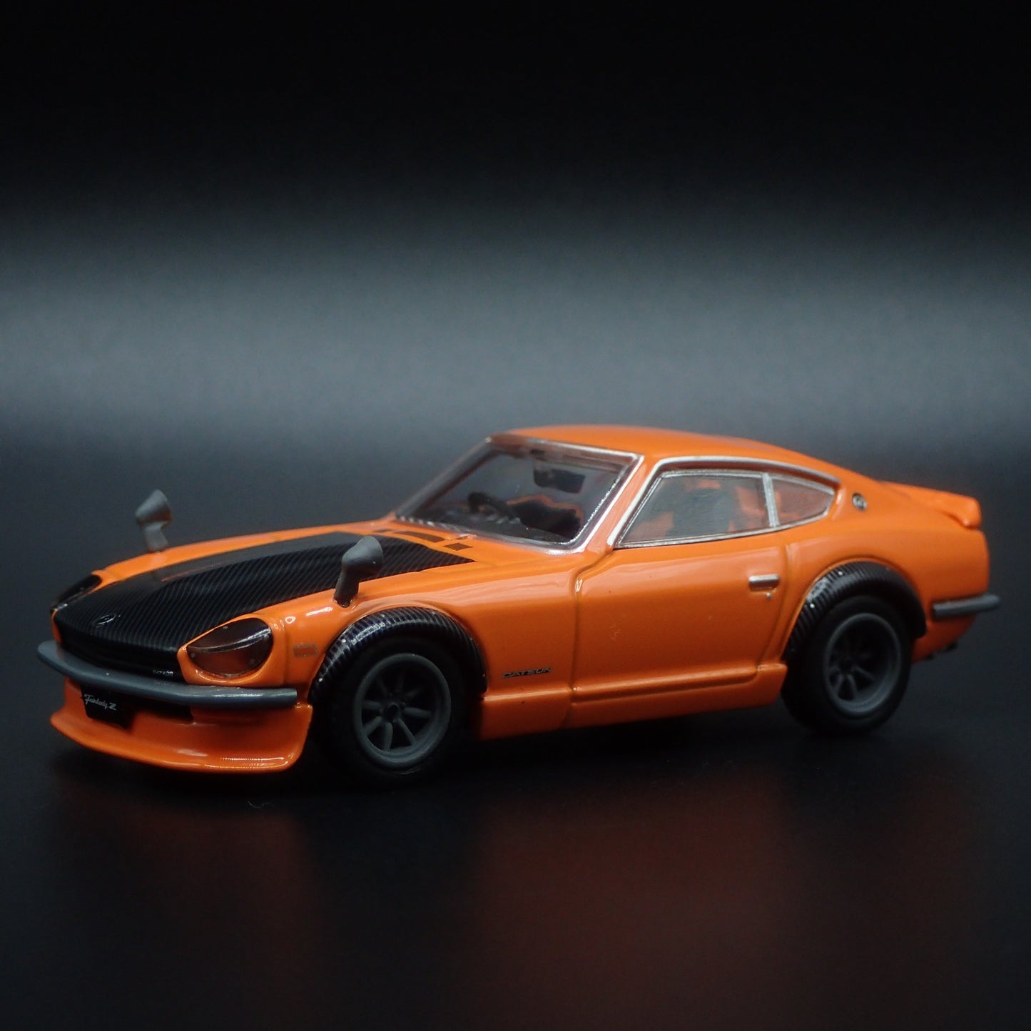 DATSUN NISSAN FAIRLADY Z S30 1/64 SCALE COLLECTIBLE DIORAMA DIECAST MODEL CAR