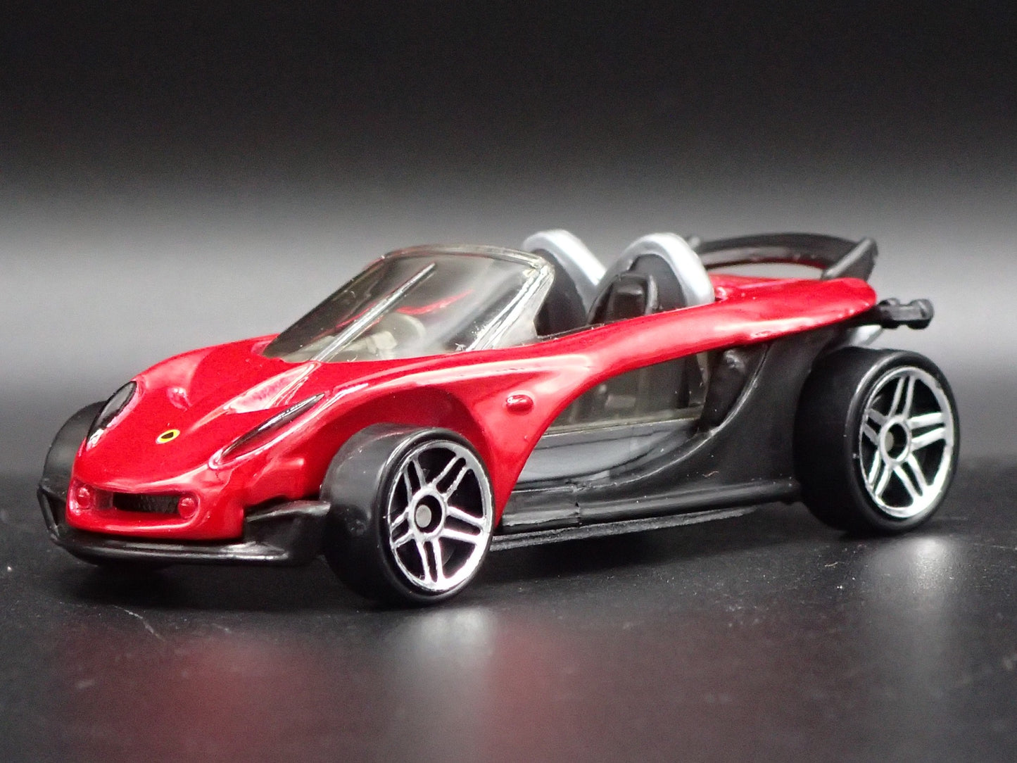 2000 00 LOTUS ELISE 340R RED 1:64 SCALE COLLECTIBLE DIORAMA DIECAST MODEL CAR