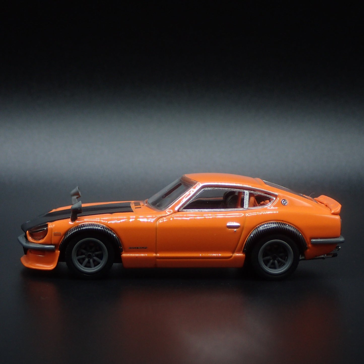 DATSUN NISSAN FAIRLADY Z S30 1/64 SCALE COLLECTIBLE DIORAMA DIECAST MODEL CAR