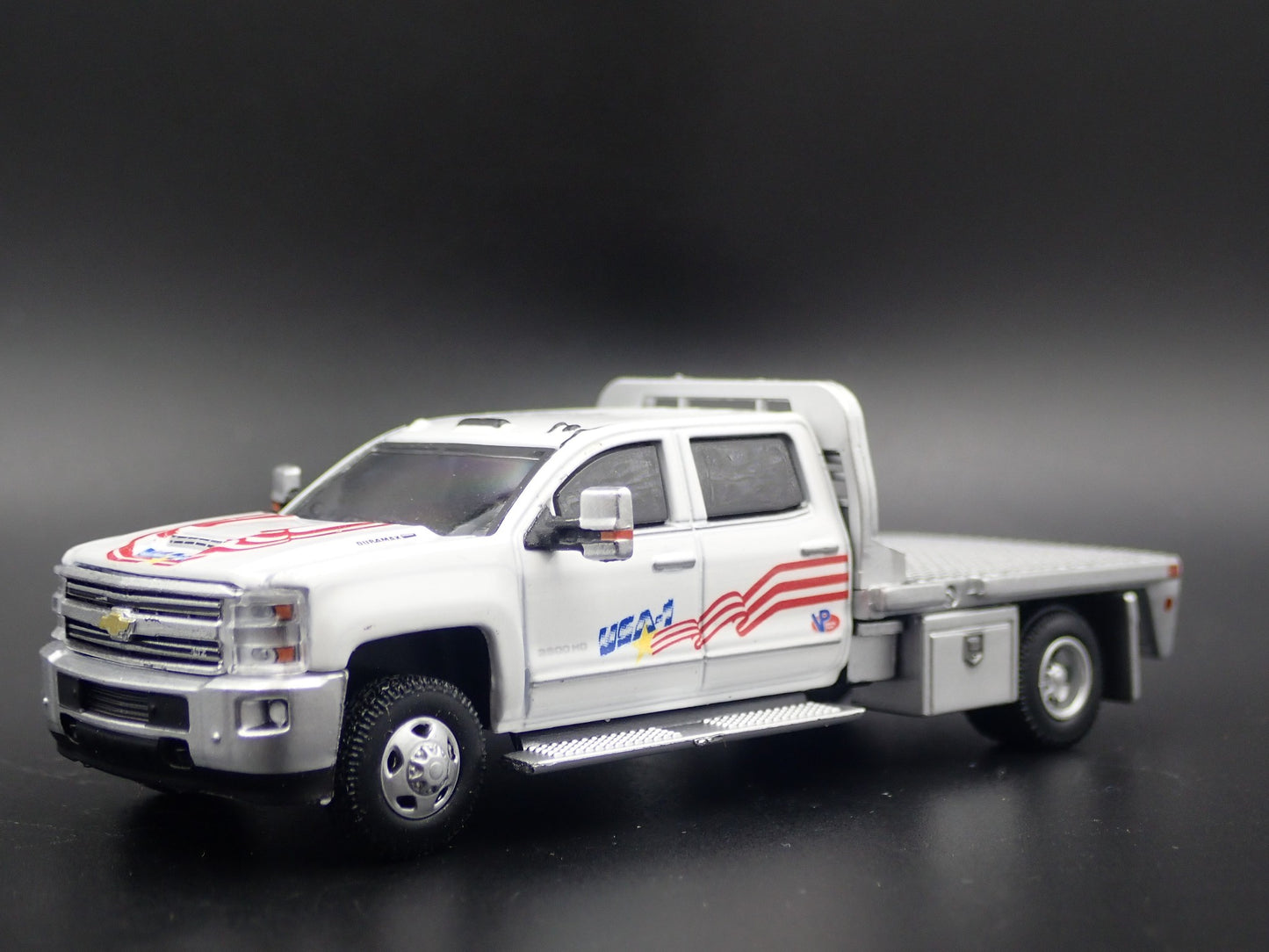 2018 18 CHEVY CHEVROLET SILVERADO 3500 DUALLY TRUCK USA1 W/ HITCH 1:64 MODEL CAR