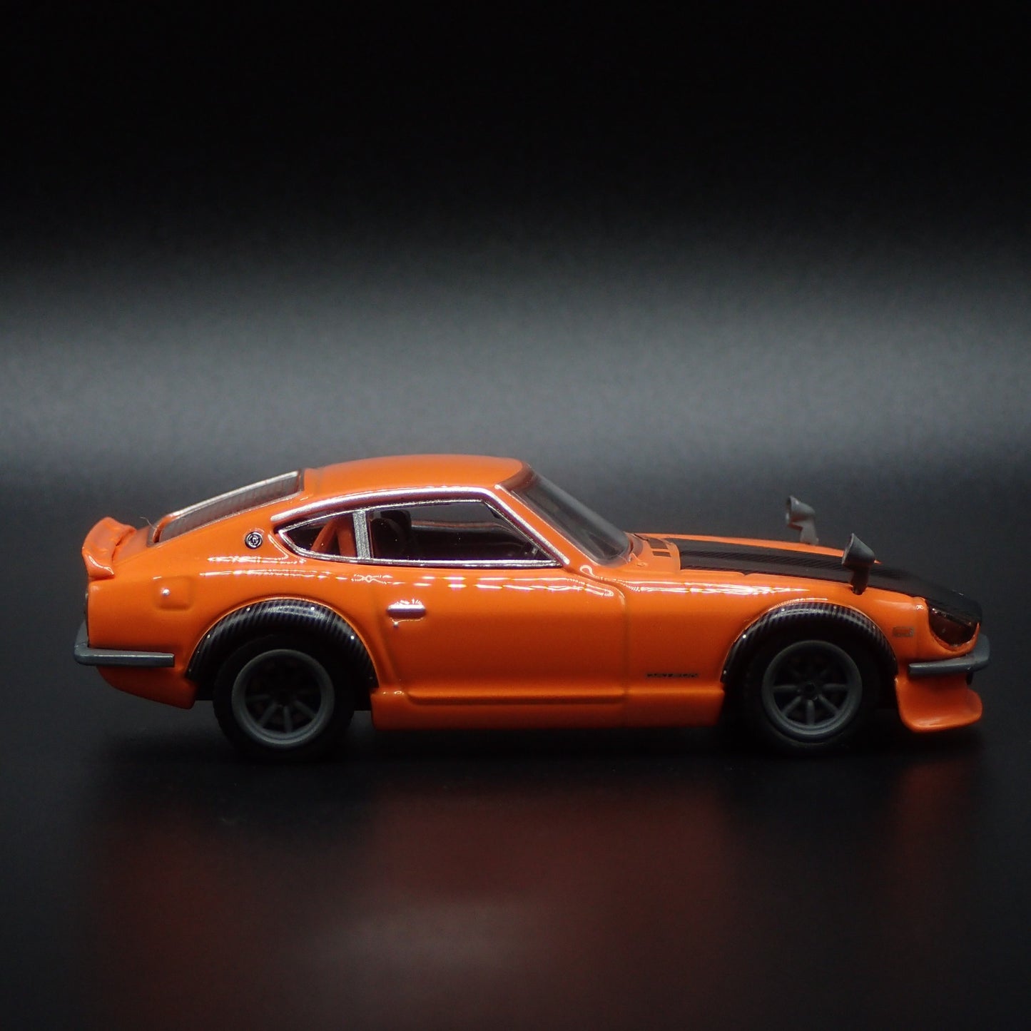 DATSUN NISSAN FAIRLADY Z S30 1/64 SCALE COLLECTIBLE DIORAMA DIECAST MODEL CAR