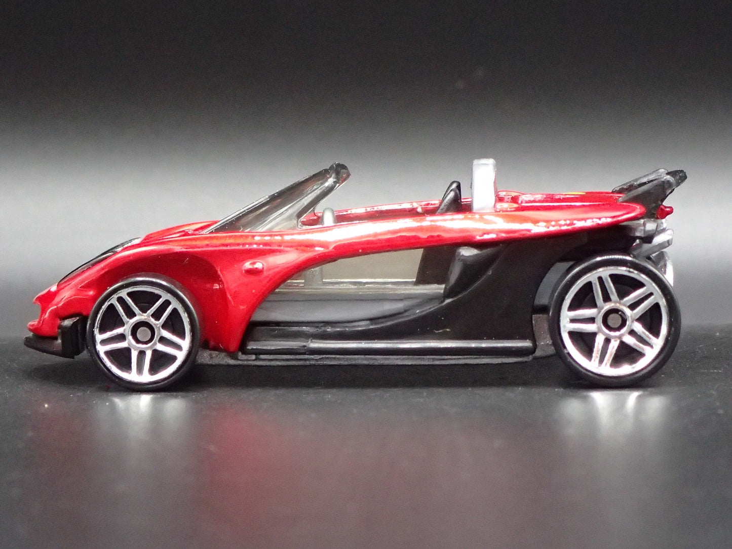 2000 00 LOTUS ELISE 340R RED 1:64 SCALE COLLECTIBLE DIORAMA DIECAST MODEL CAR