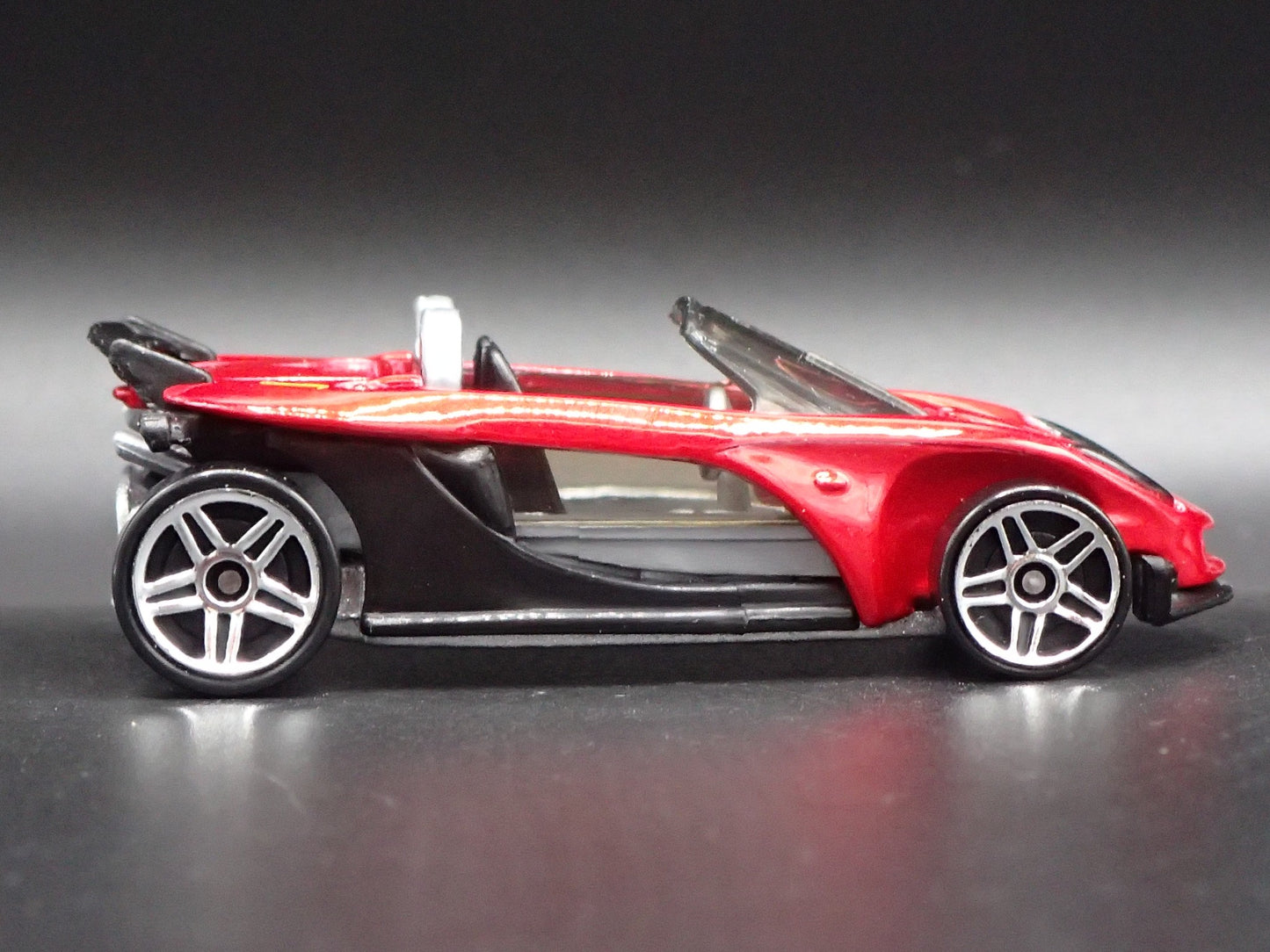 2000 00 LOTUS ELISE 340R RED 1:64 SCALE COLLECTIBLE DIORAMA DIECAST MODEL CAR