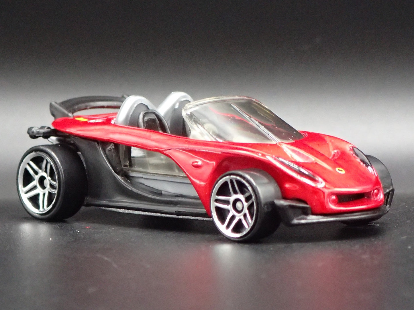 2000 00 LOTUS ELISE 340R RED 1:64 SCALE COLLECTIBLE DIORAMA DIECAST MODEL CAR