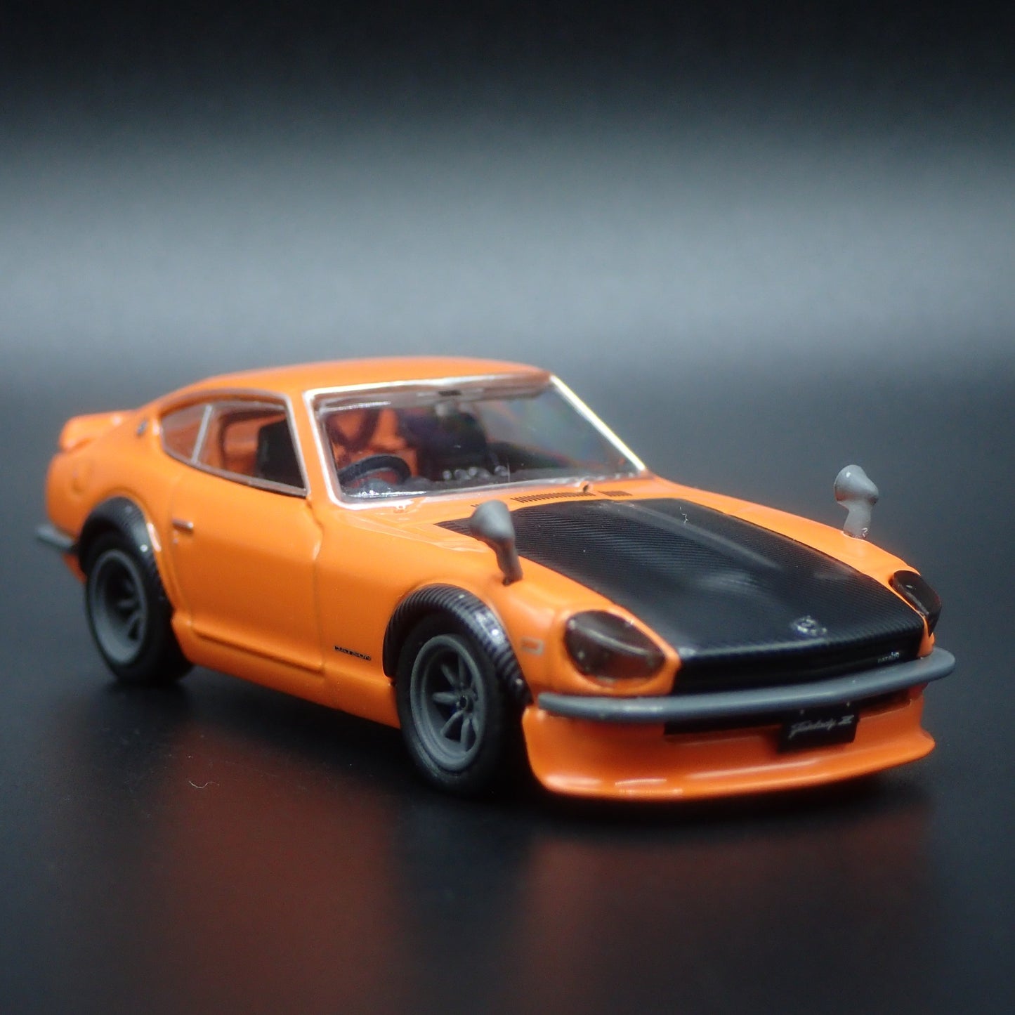 DATSUN NISSAN FAIRLADY Z S30 1/64 SCALE COLLECTIBLE DIORAMA DIECAST MODEL CAR