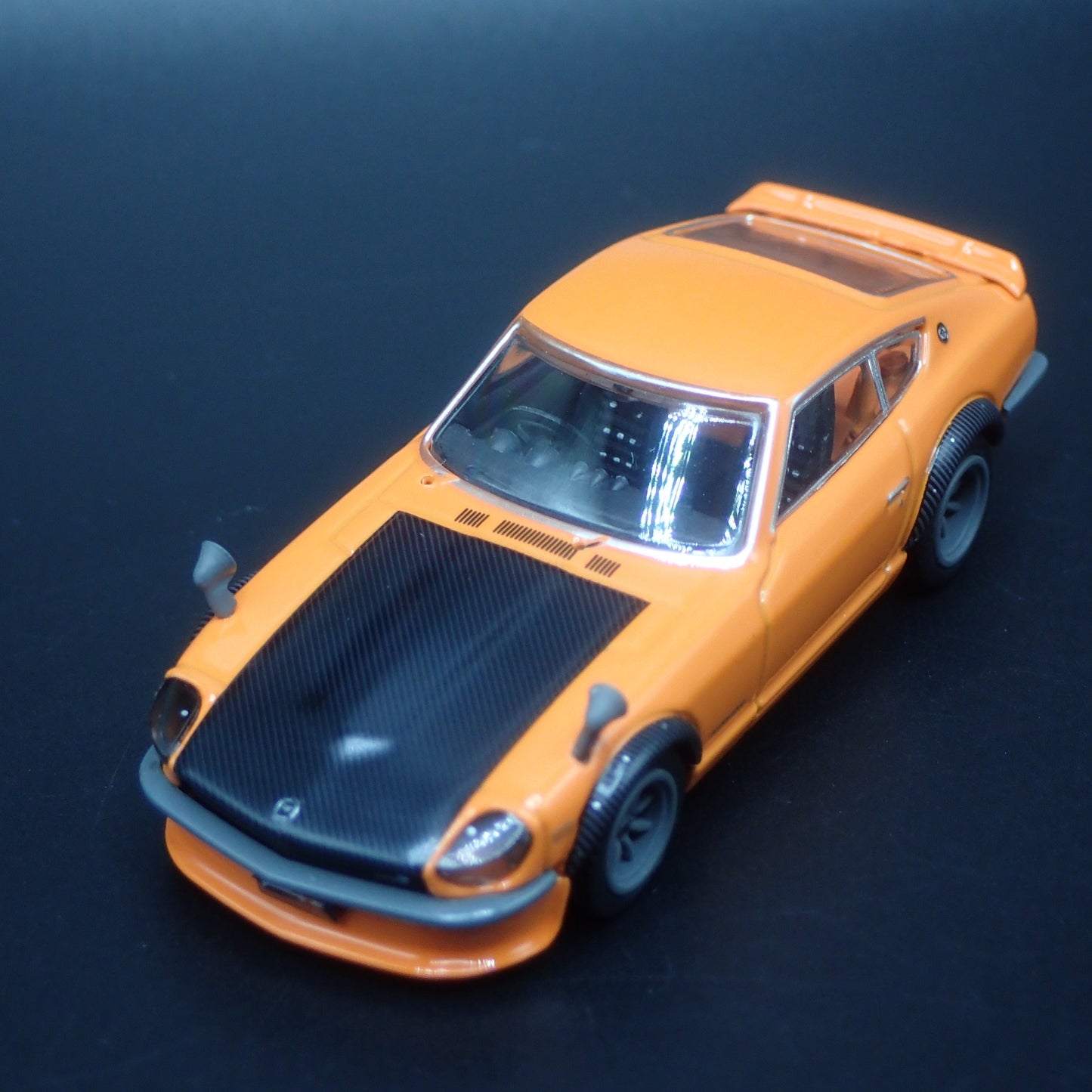 DATSUN NISSAN FAIRLADY Z S30 1/64 SCALE COLLECTIBLE DIORAMA DIECAST MODEL CAR