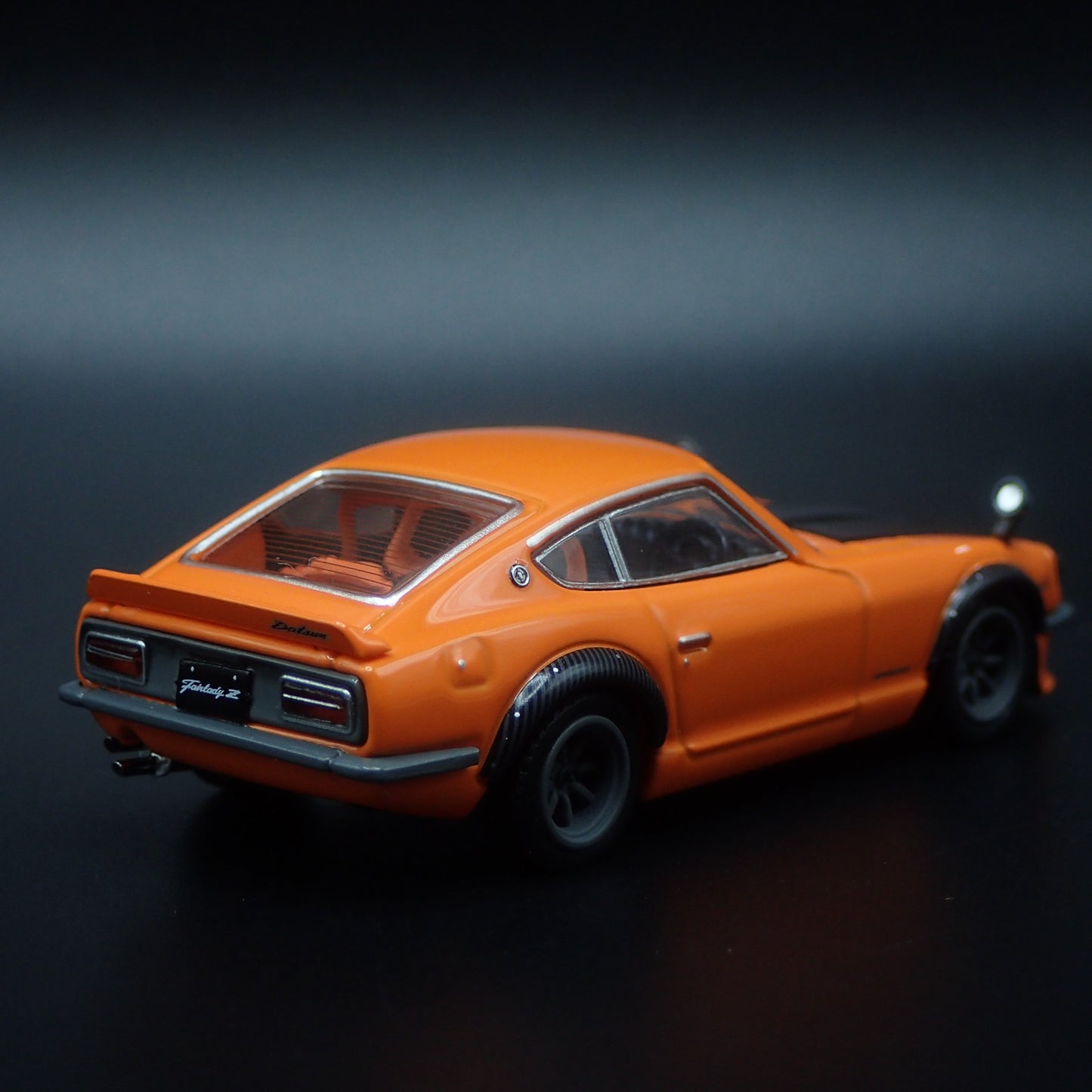 DATSUN NISSAN FAIRLADY Z S30 1/64 SCALE COLLECTIBLE DIORAMA DIECAST MODEL CAR