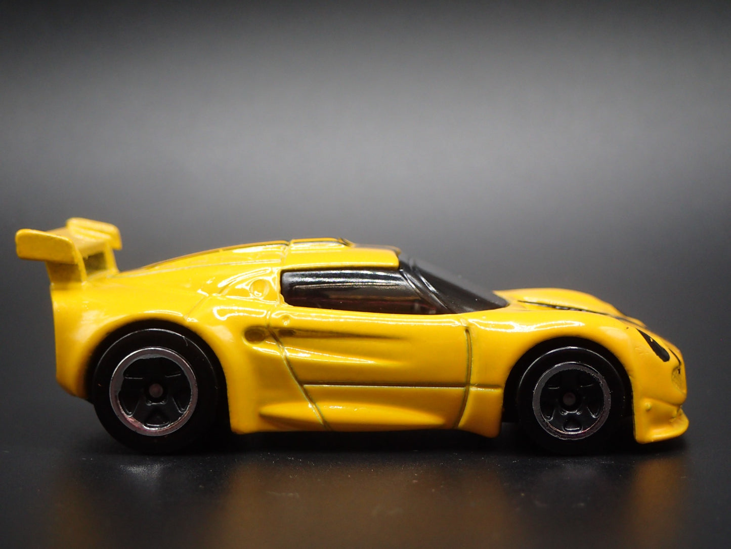 LOTUS SPORT ELISE YELLOW 1/64 SCALE COLLECTIBLE DIORAMA DIECAST MODEL CAR