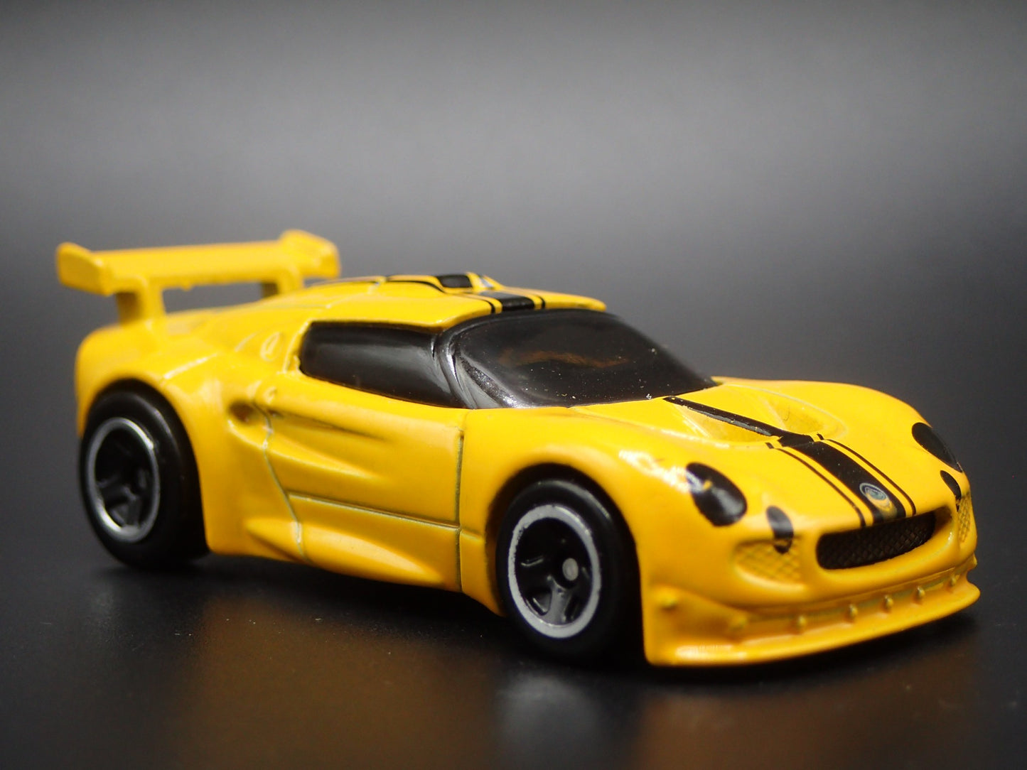 LOTUS SPORT ELISE YELLOW 1/64 SCALE COLLECTIBLE DIORAMA DIECAST MODEL CAR