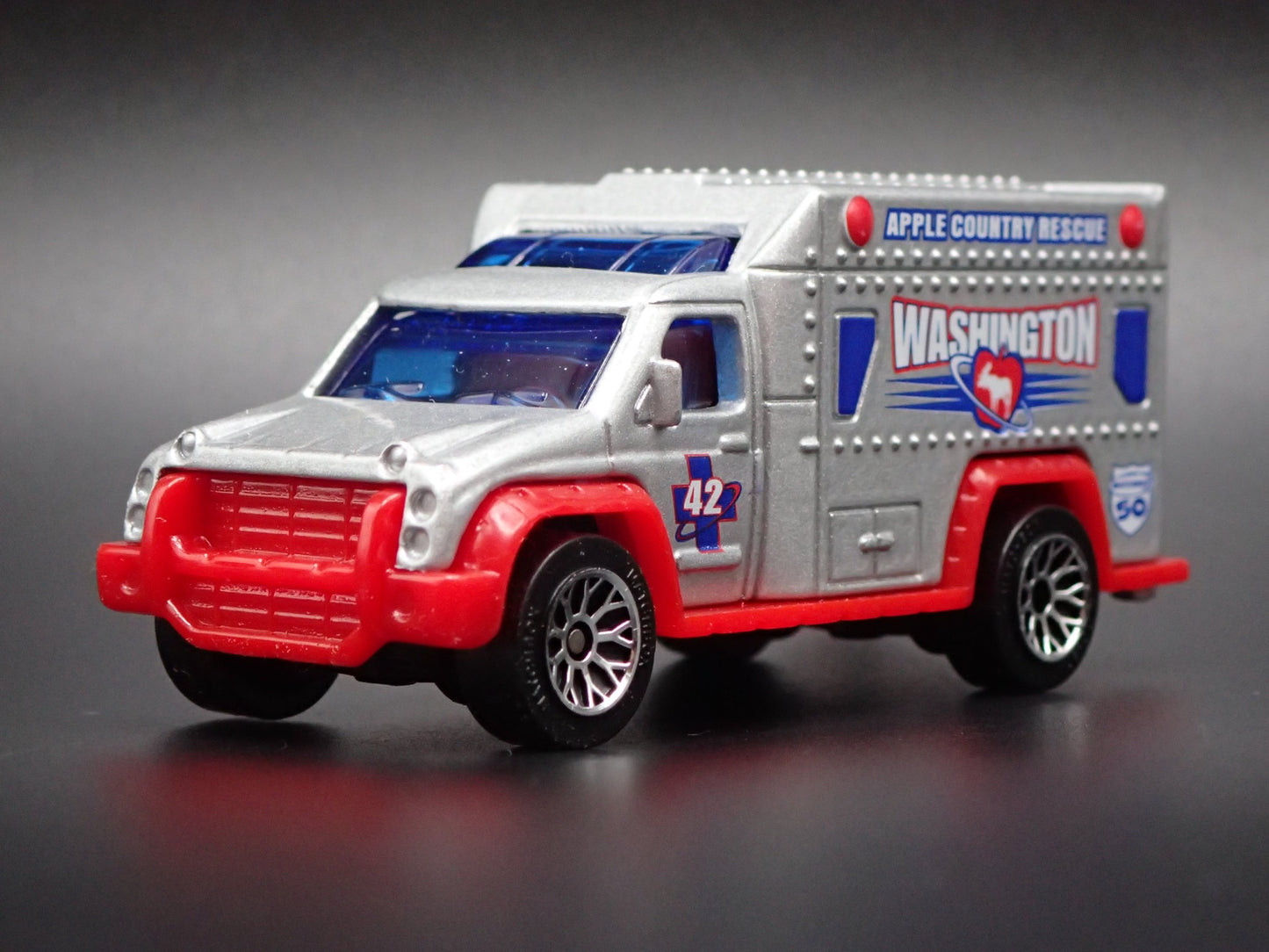 AMBULANCE APPLE COUNTRY RESCUE WASHINGTON SILVER 1:64 MB SCALE DIECAST MODEL CAR