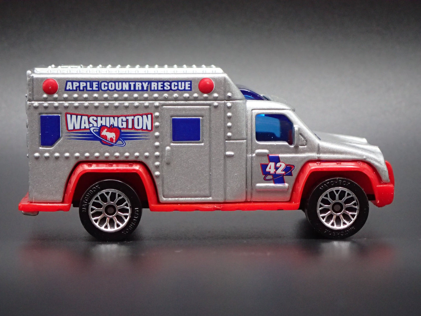 AMBULANCE APPLE COUNTRY RESCUE WASHINGTON SILVER 1:64 MB SCALE DIECAST MODEL CAR