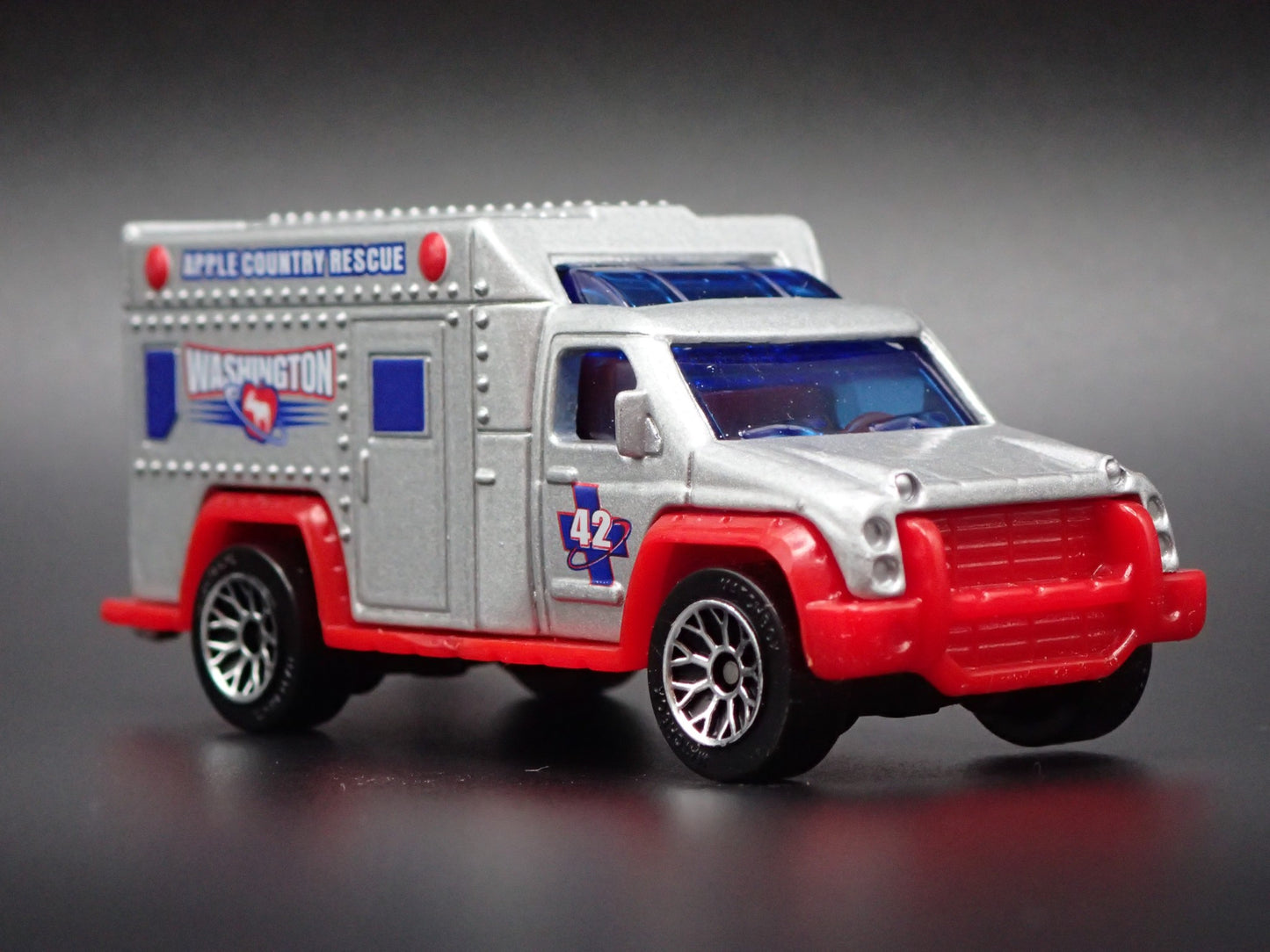AMBULANCE APPLE COUNTRY RESCUE WASHINGTON SILVER 1:64 MB SCALE DIECAST MODEL CAR
