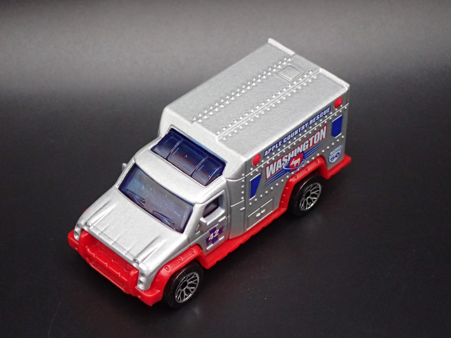 AMBULANCE APPLE COUNTRY RESCUE WASHINGTON SILVER 1:64 MB SCALE DIECAST MODEL CAR