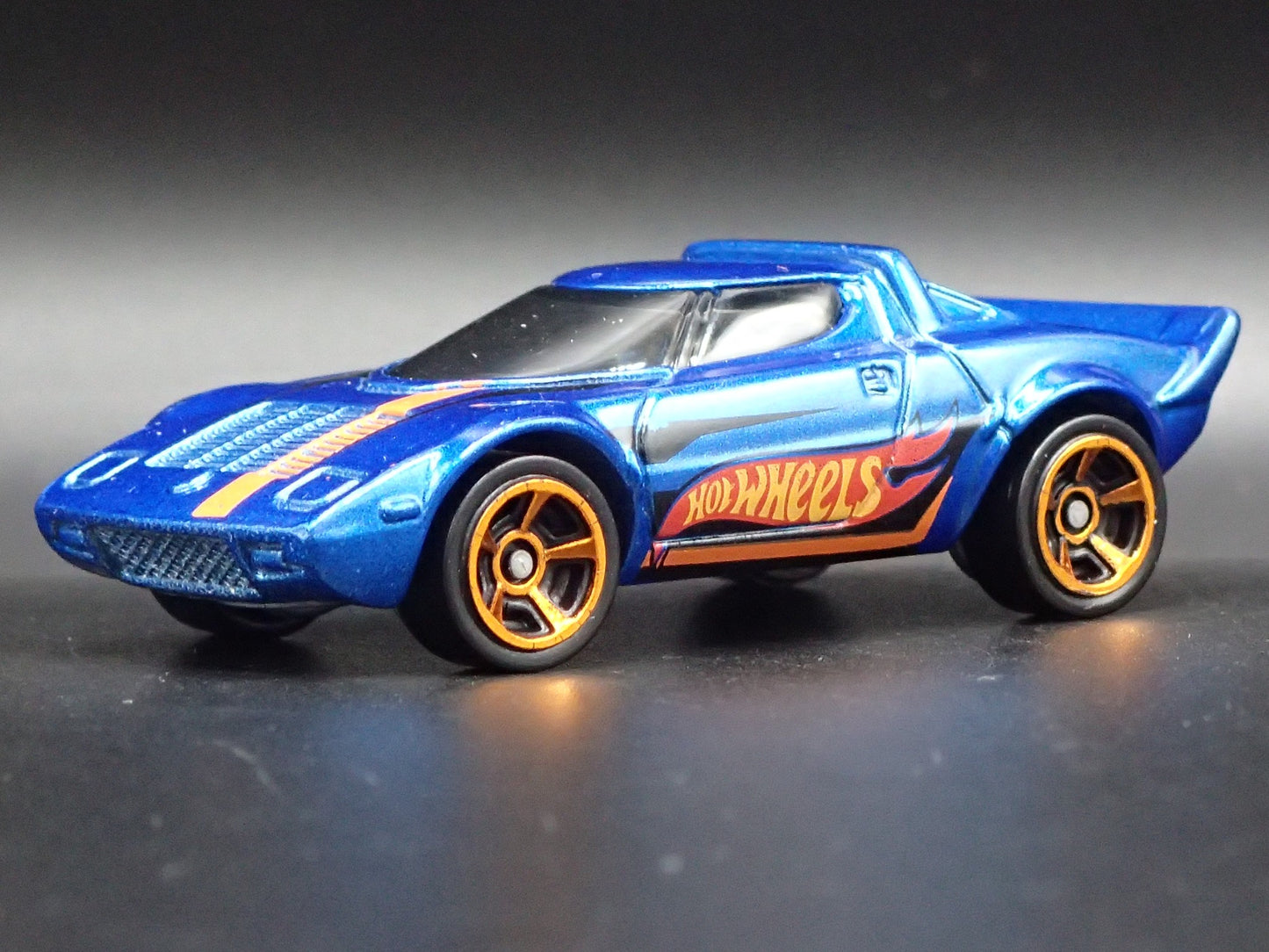 1973-1978 LANCIA STRATOS RACE CAR BLUE 1:64 SCALE DIORAMA DIECAST MODEL CAR