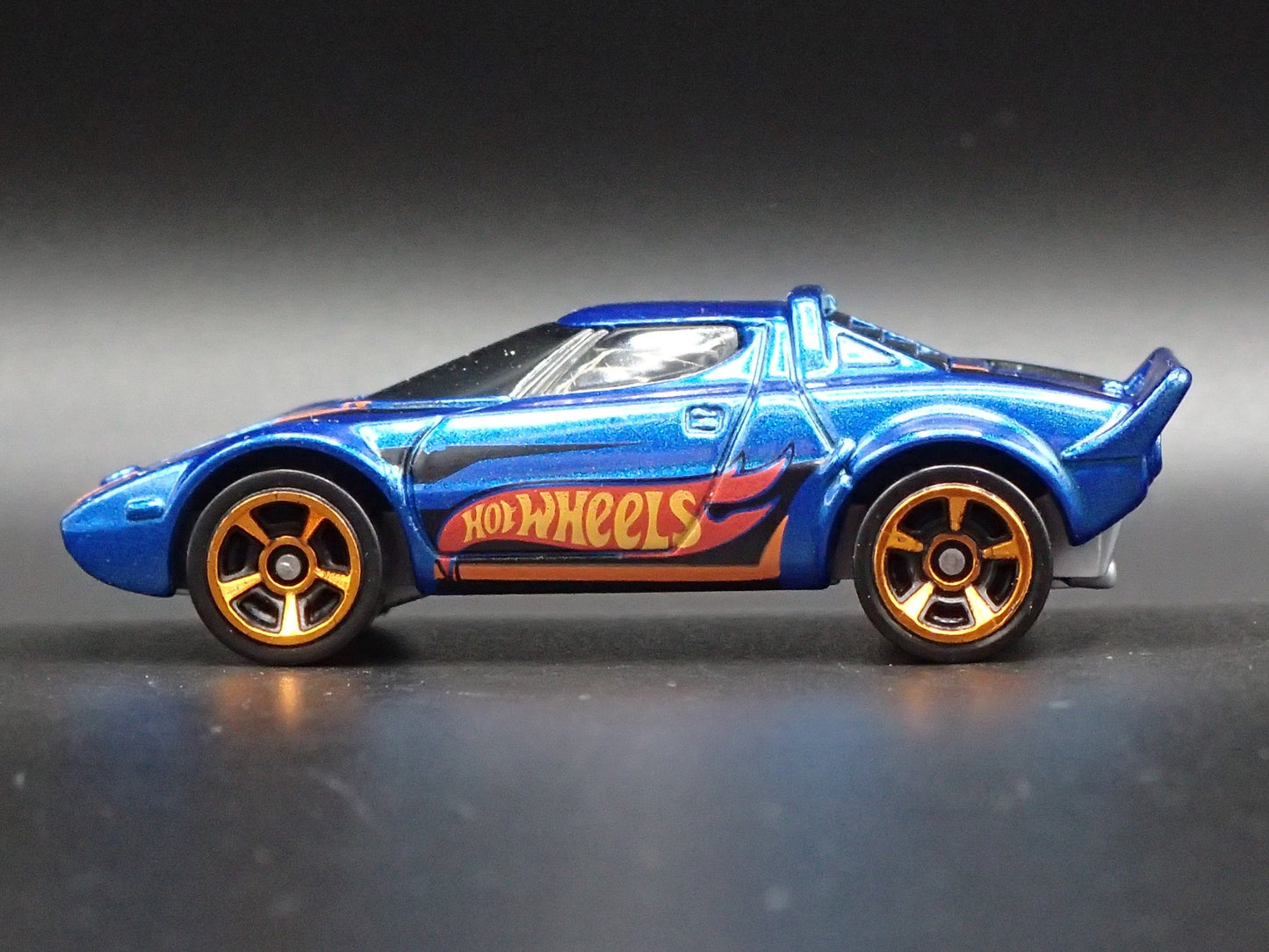 1973-1978 LANCIA STRATOS RACE CAR BLUE 1:64 SCALE DIORAMA DIECAST MODEL CAR
