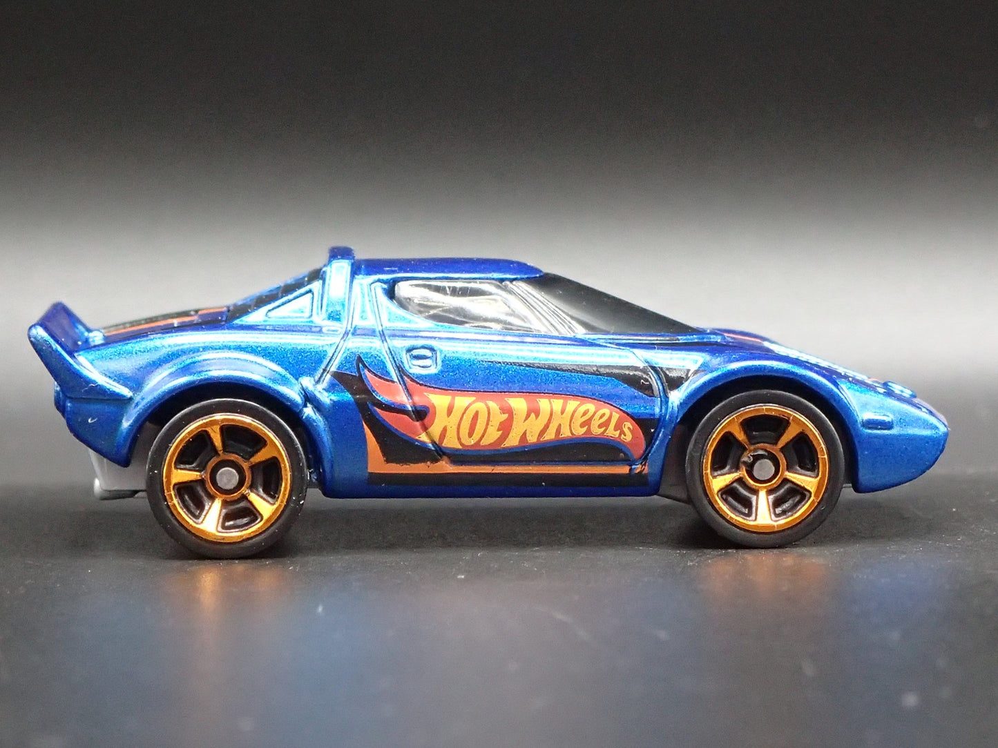 1973-1978 LANCIA STRATOS RACE CAR BLUE 1:64 SCALE DIORAMA DIECAST MODEL CAR