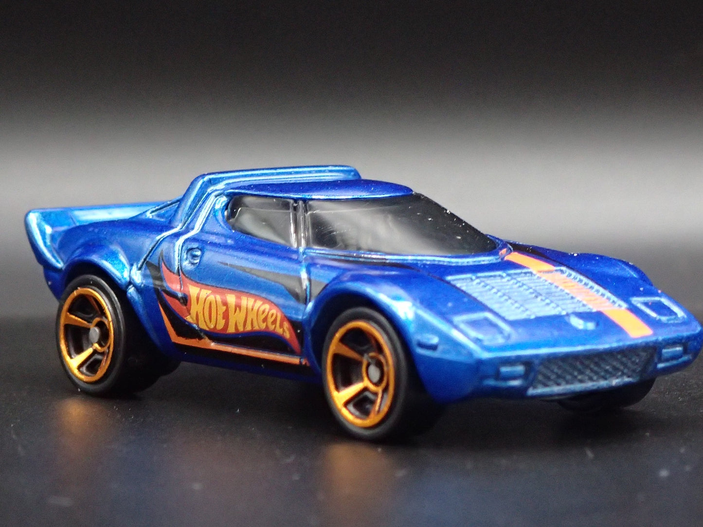 1973-1978 LANCIA STRATOS RACE CAR BLUE 1:64 SCALE DIORAMA DIECAST MODEL CAR