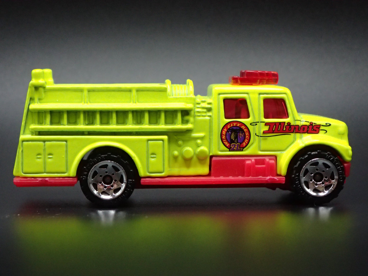 INTERNATIONAL PUMPER FIRE TRUCK ILLINOIS 1:64 MB SCALE DIORAMA DIECAST MODEL CAR