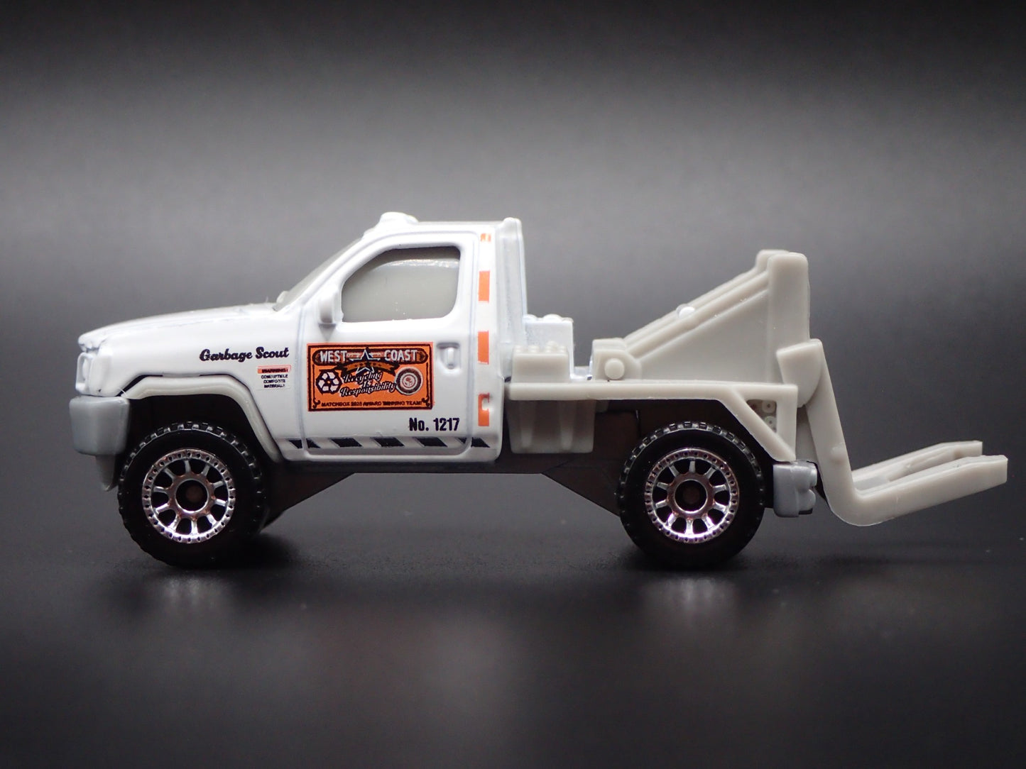 MODERN GARBAGE TIPPER TRASH TRUCK 1/64 MB SCALE COLLECTIBLE DIECAST MODEL CAR