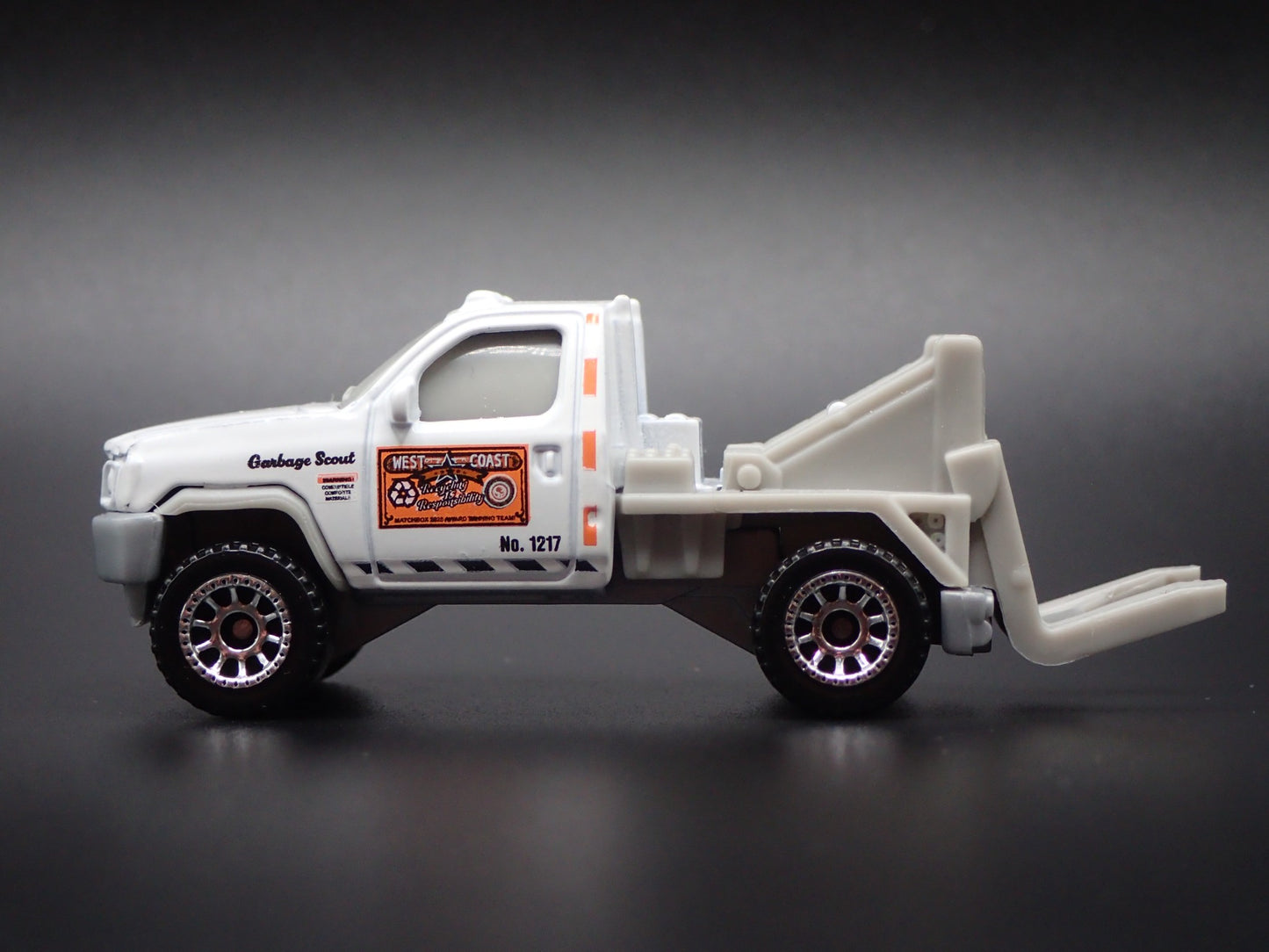 MODERN GARBAGE TIPPER TRASH TRUCK 1/64 MB SCALE COLLECTIBLE DIECAST MODEL CAR