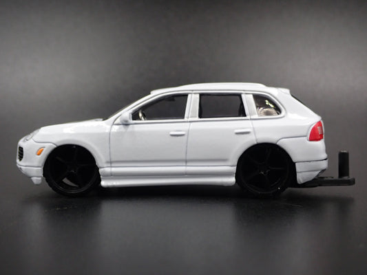 2003 - 2010 PORSCHE CAYENNE TURBO W HITCH  1:64 SCALE DIORAMA DIECAST MODEL CAR
