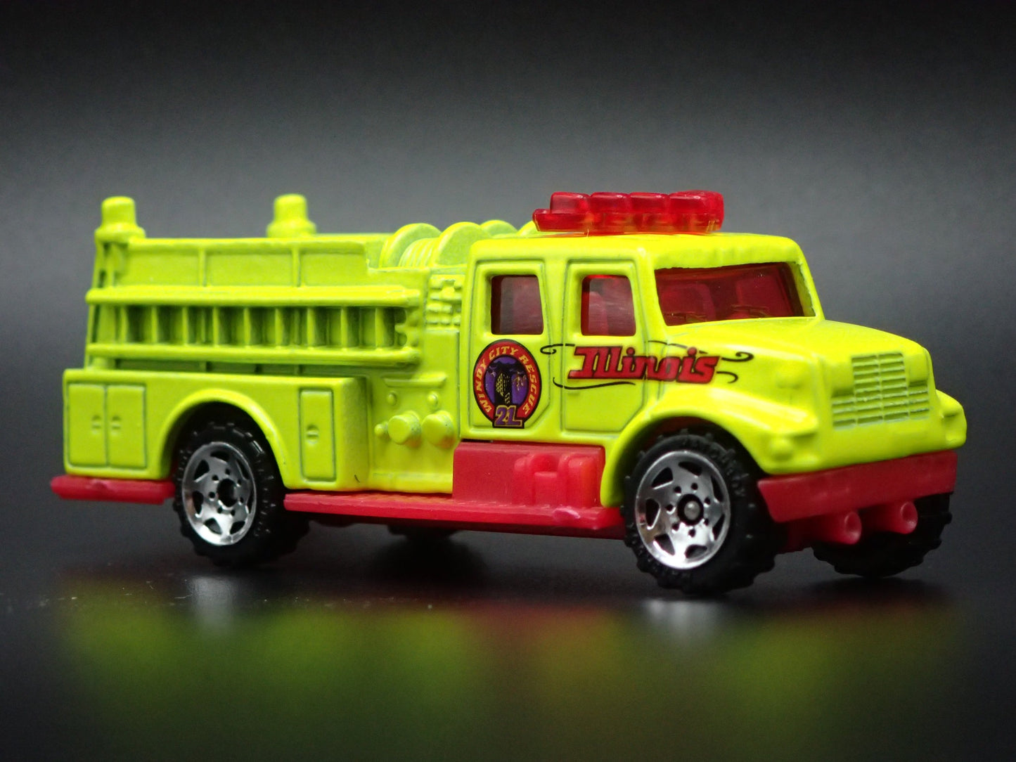INTERNATIONAL PUMPER FIRE TRUCK ILLINOIS 1:64 MB SCALE DIORAMA DIECAST MODEL CAR