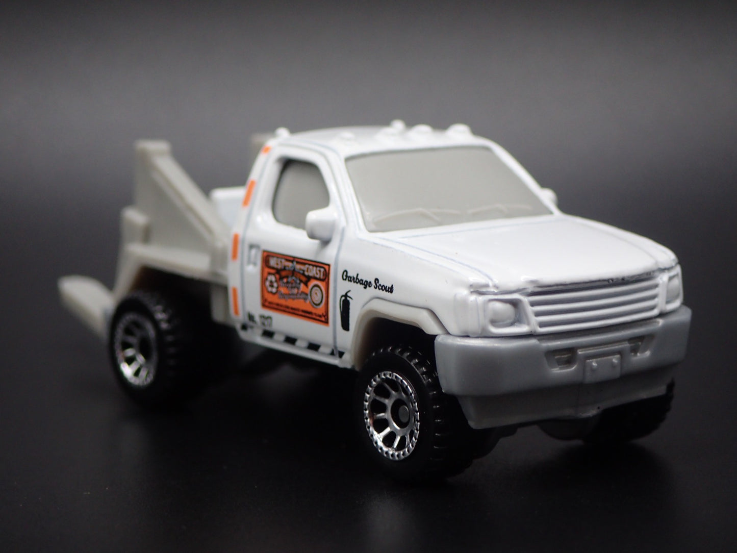 MODERN GARBAGE TIPPER TRASH TRUCK 1/64 MB SCALE COLLECTIBLE DIECAST MODEL CAR