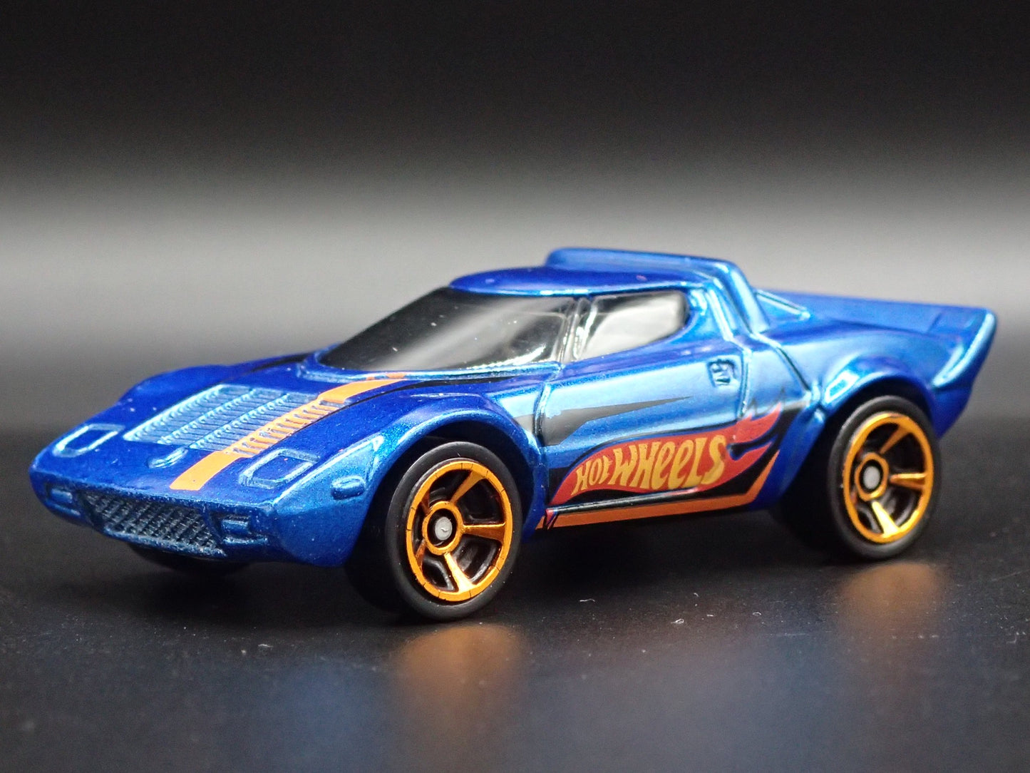 1973-1978 LANCIA STRATOS RACE CAR BLUE 1:64 SCALE DIORAMA DIECAST MODEL CAR