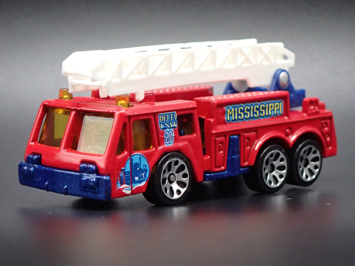 FIRE ENGINE TRUCK EXTENDING LADDER MISSISSIPPI 1:64 MB SCALE DIECAST MODEL CAR
