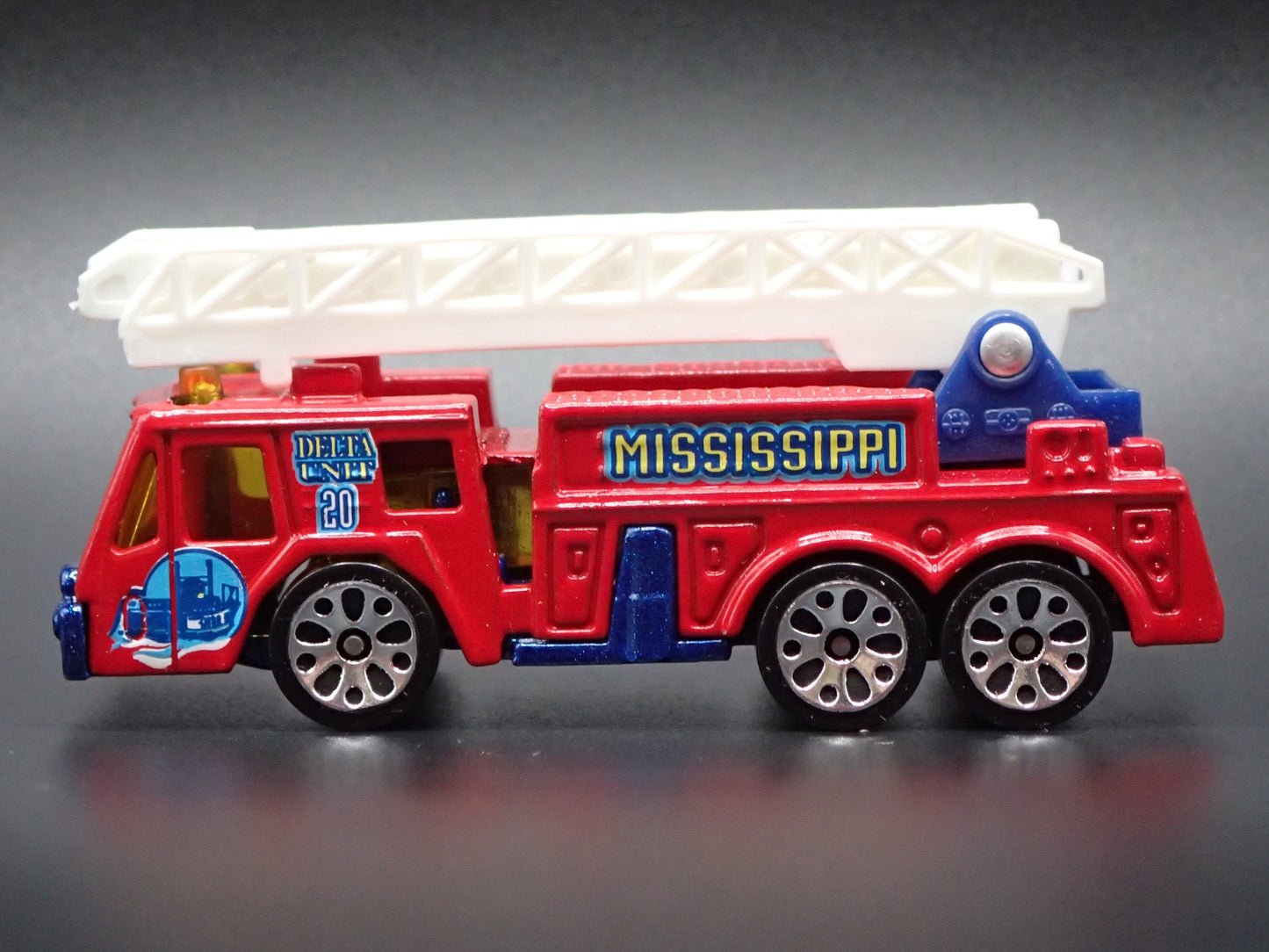 FIRE ENGINE TRUCK EXTENDING LADDER MISSISSIPPI 1:64 MB SCALE DIECAST MODEL CAR