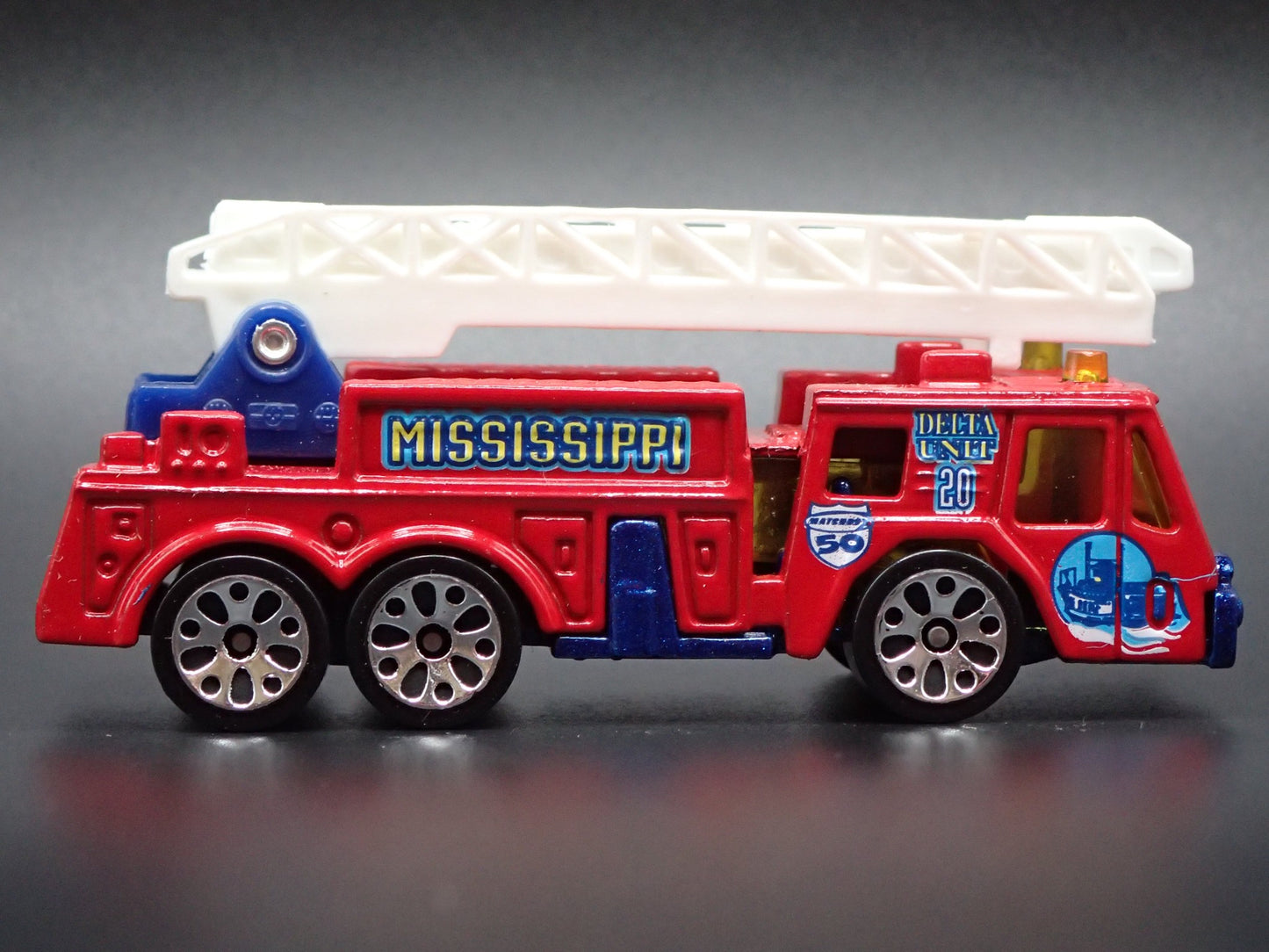 FIRE ENGINE TRUCK EXTENDING LADDER MISSISSIPPI 1:64 MB SCALE DIECAST MODEL CAR