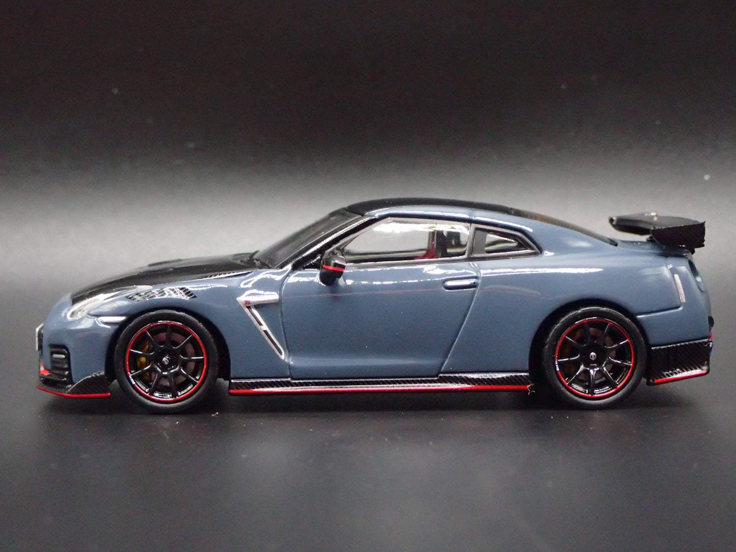 NISSAN GT-R GTR R35 NISMO SPECIAL EDITION 1:64 SCALE DIORAMA DIECAST MODEL CAR