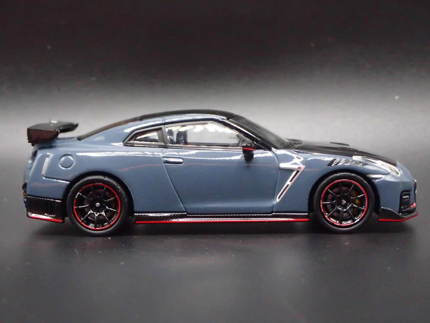 NISSAN GT-R GTR R35 NISMO SPECIAL EDITION 1:64 SCALE DIORAMA DIECAST MODEL CAR