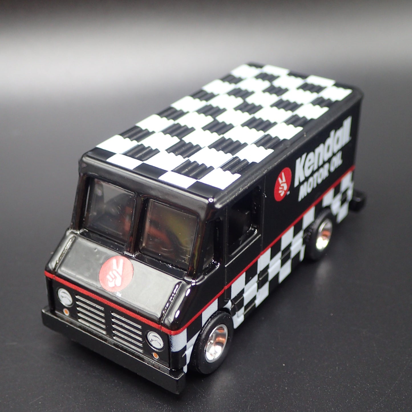 CHEVY GMC STEP BOX VAN KENDALL MOTOR OIL 1:64 SCALE DIORAMA DIECAST MODEL CAR